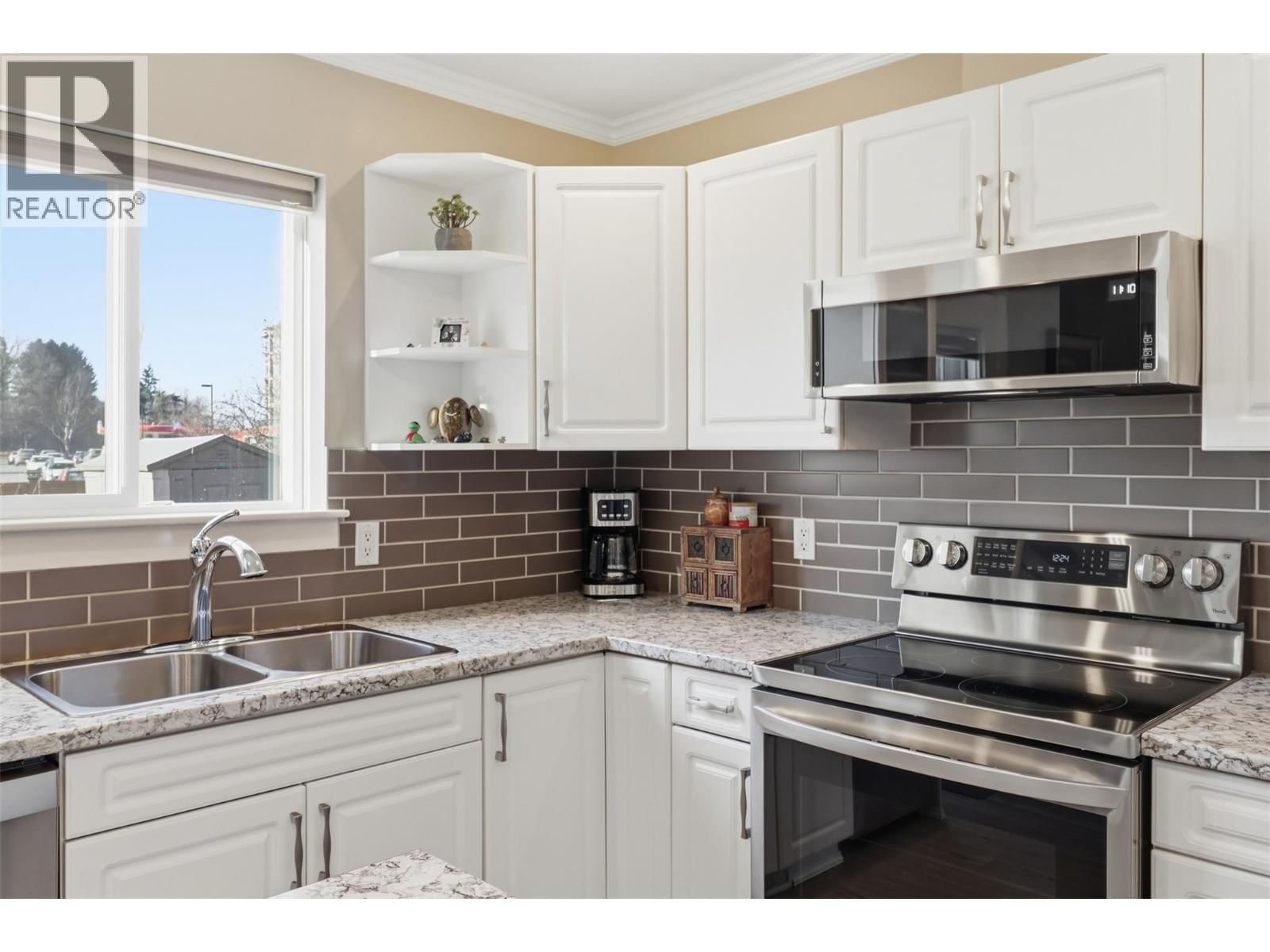 6 - 5200 DALLAS DRIVE Image 4