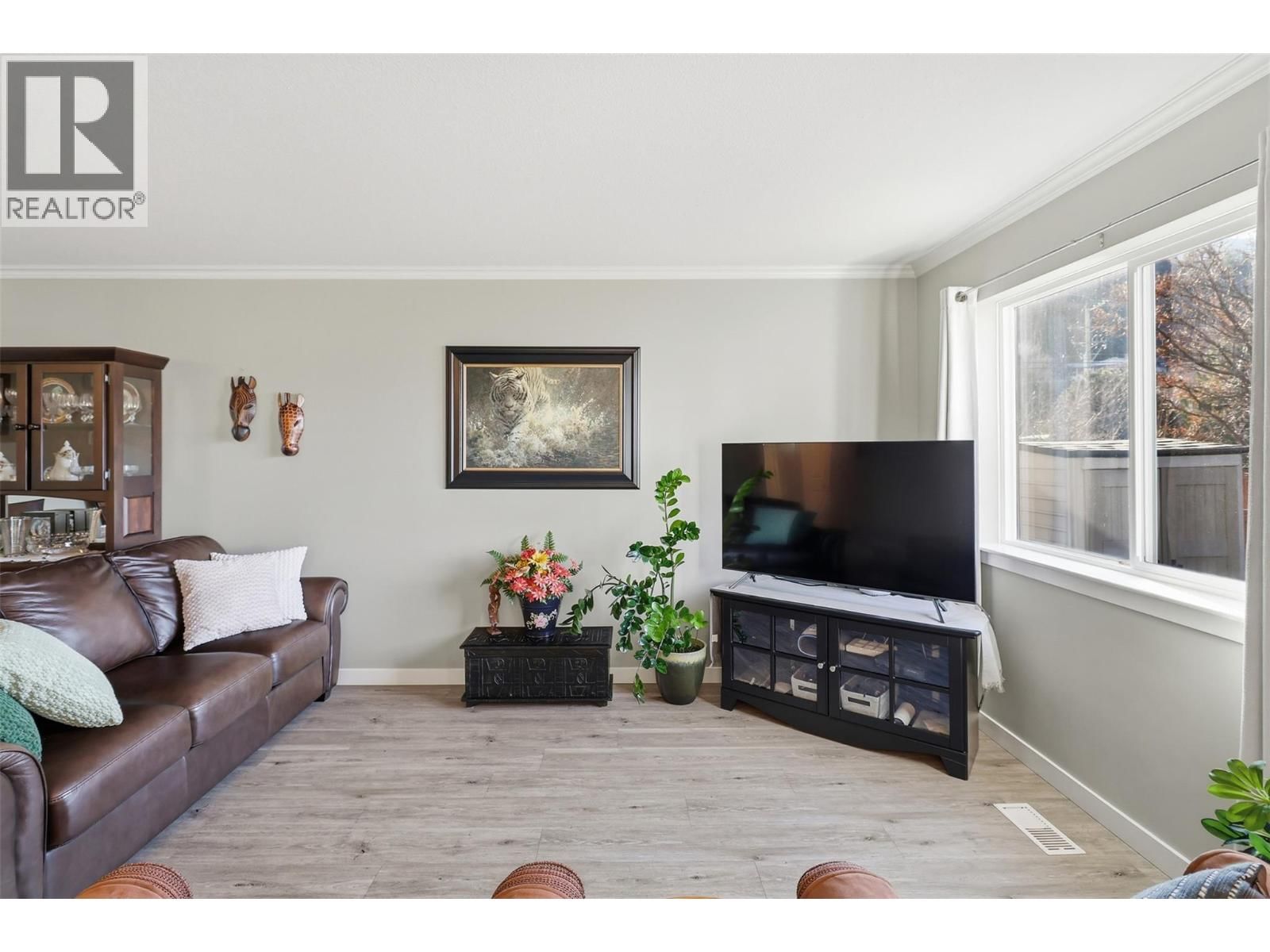 6 - 5200 DALLAS DRIVE Image 8