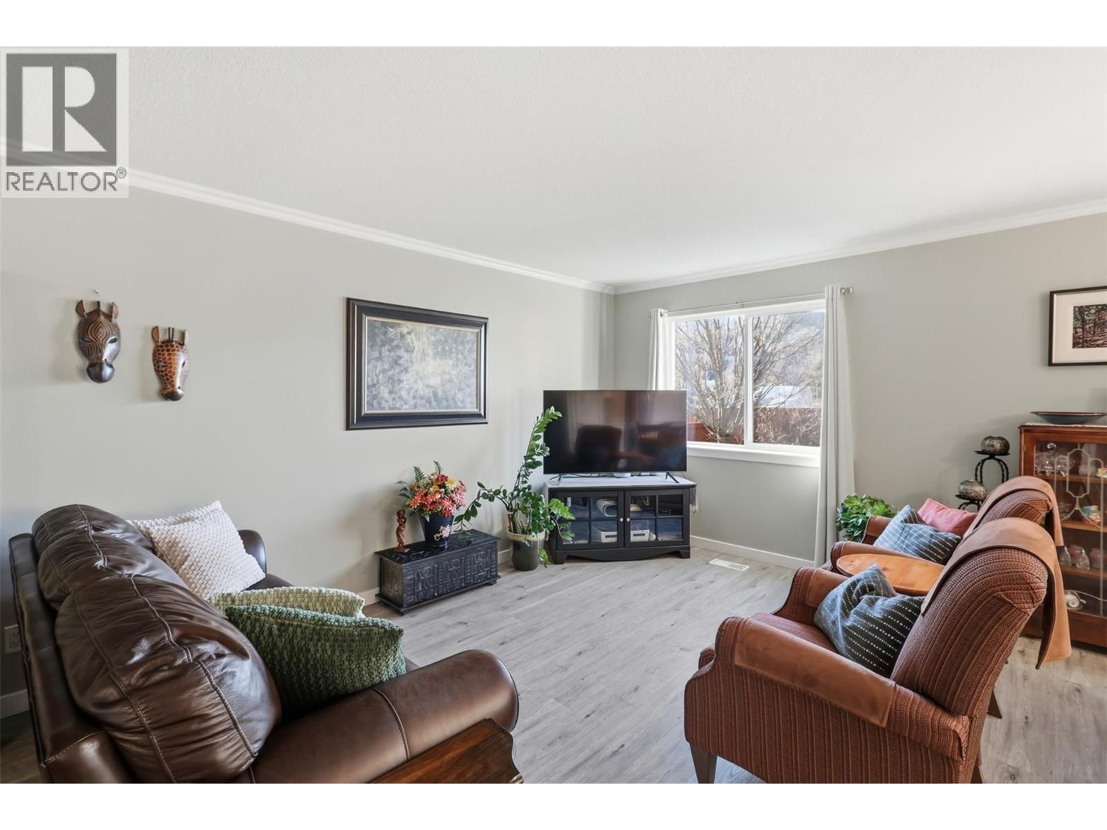 6 - 5200 DALLAS DRIVE Image 9