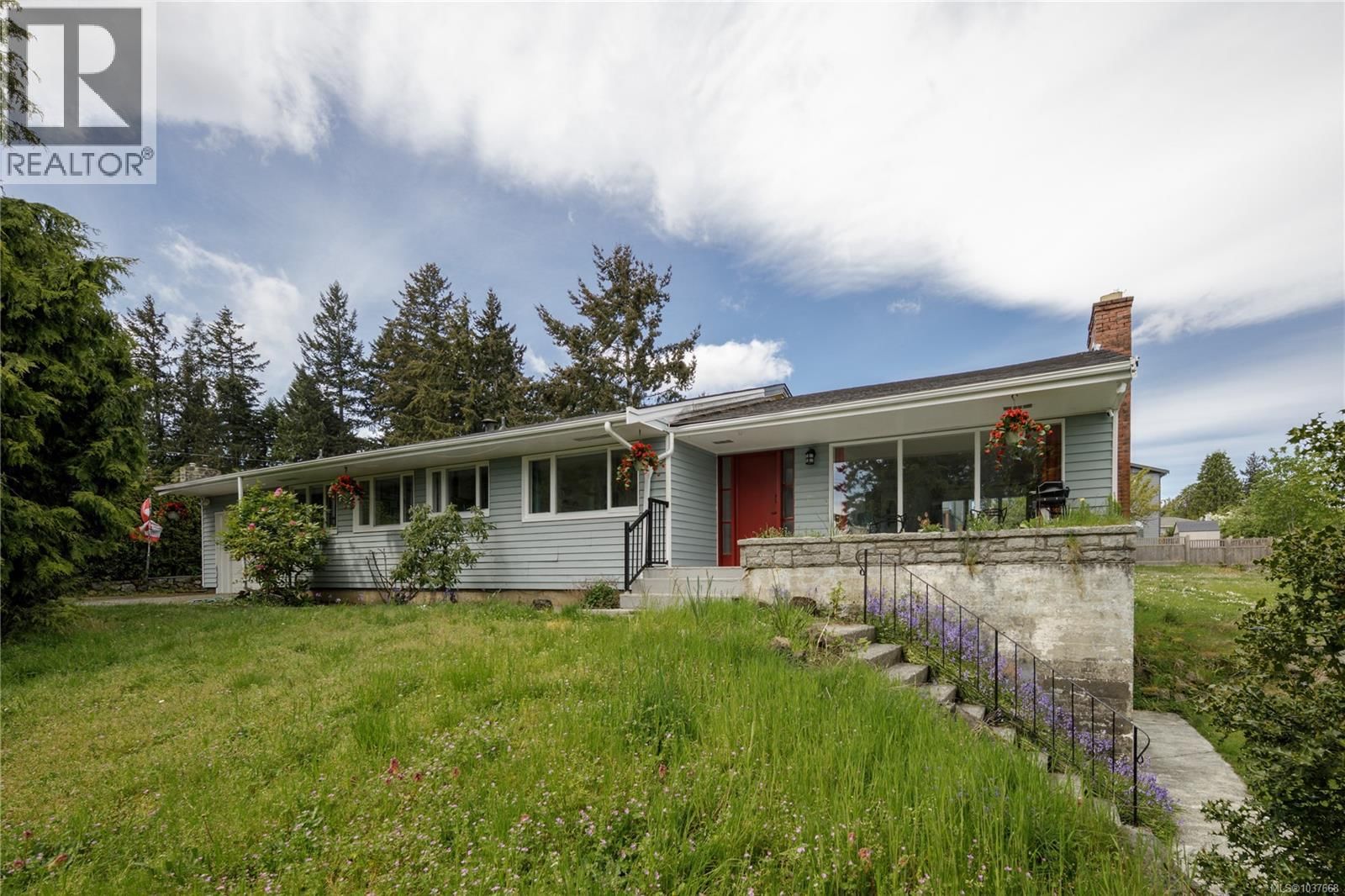 2555 Departure Bay Road property photo