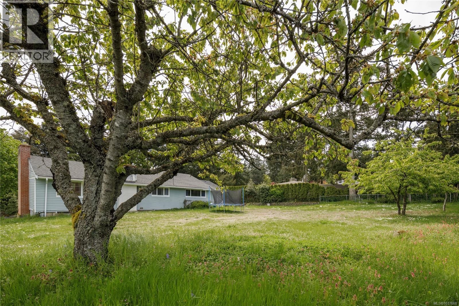 2555 Departure Bay Road property photo