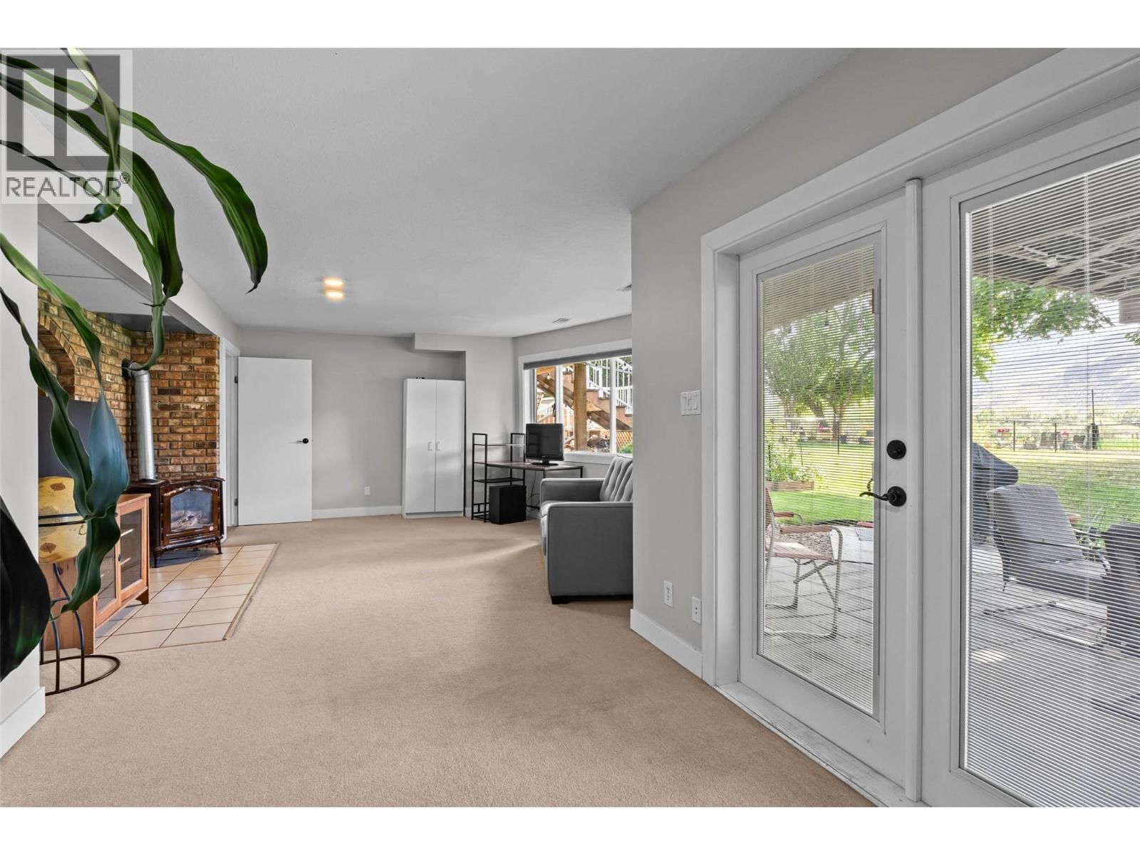 4061 DAVIE ROAD Image 33