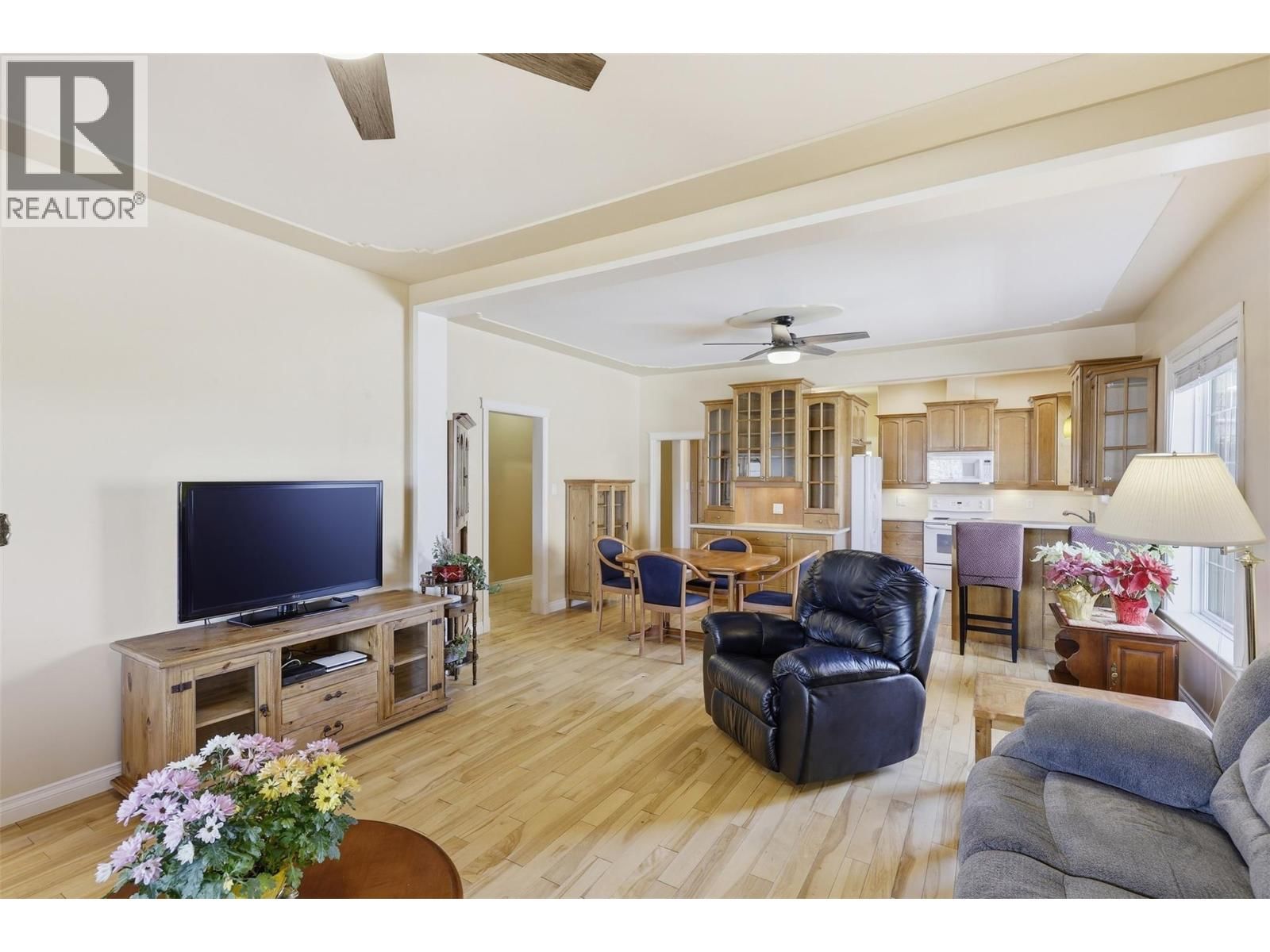 769 DOUGLAS STREET Image 11