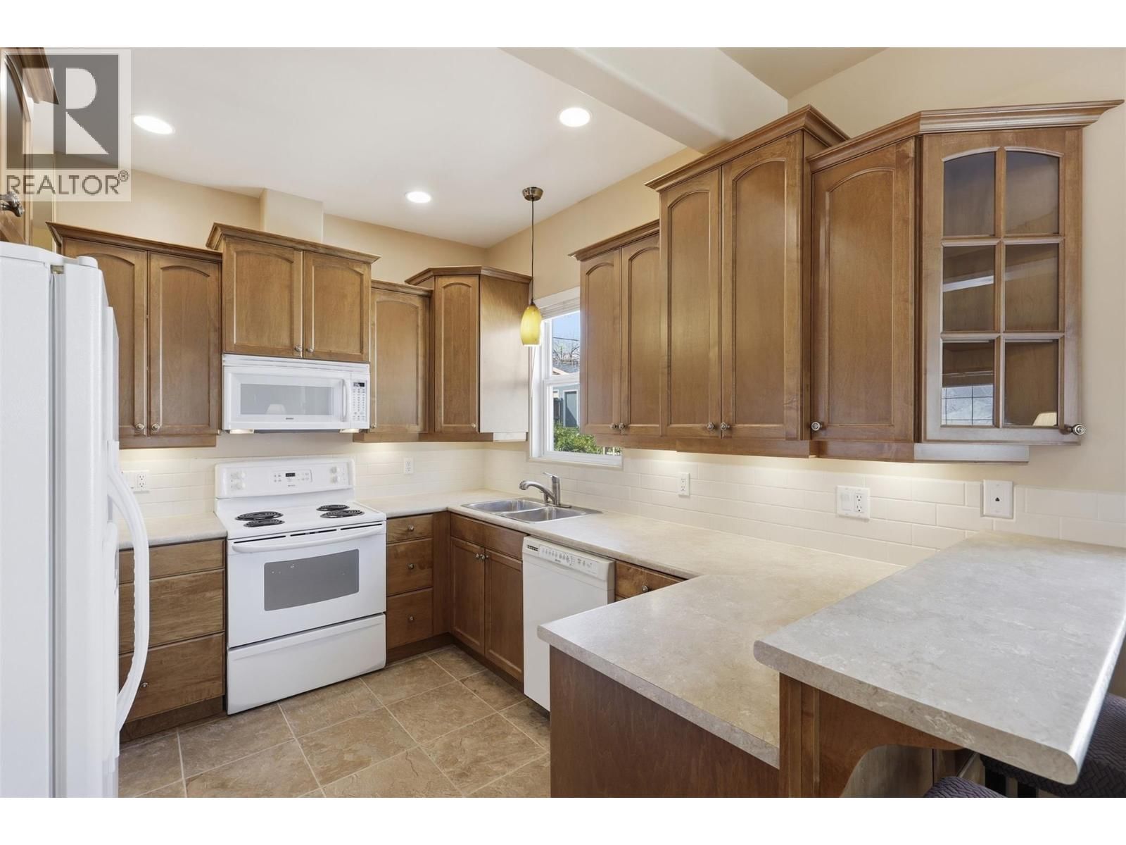 769 DOUGLAS STREET Image 15