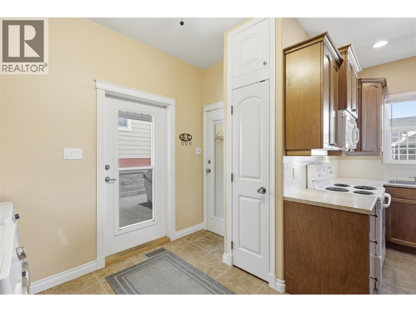 769 DOUGLAS STREET Image 28