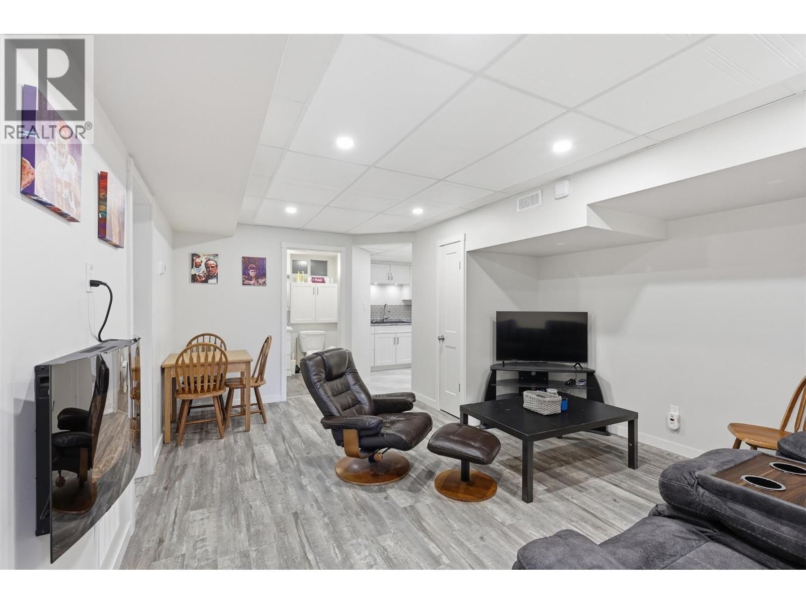 769 DOUGLAS STREET Image 38