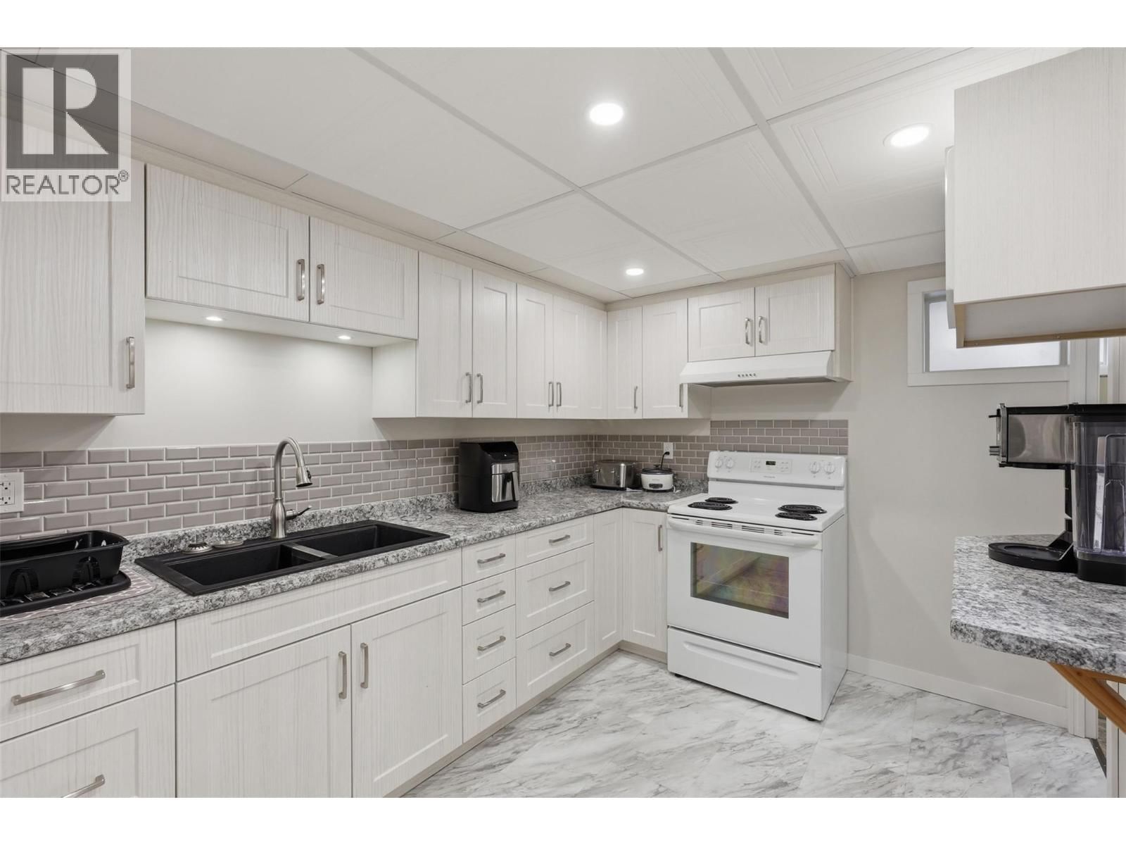 769 DOUGLAS STREET Image 39