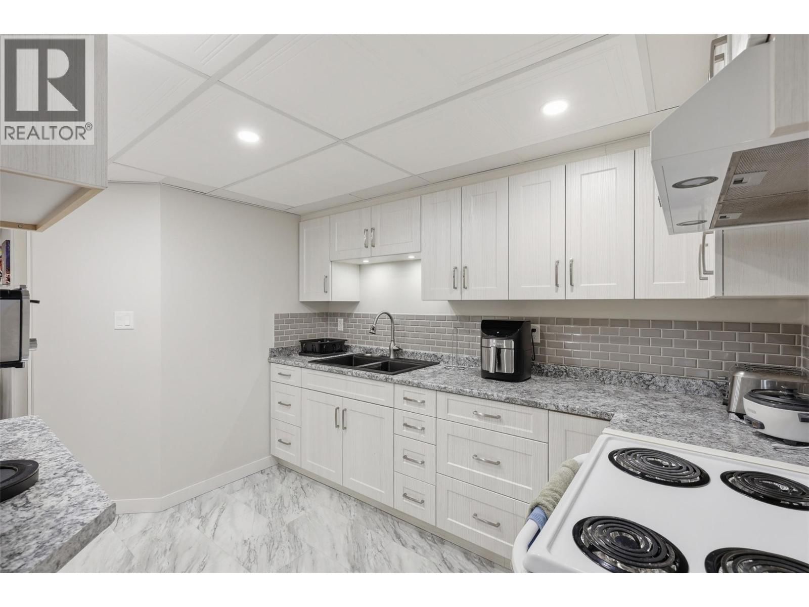 769 DOUGLAS STREET Image 40