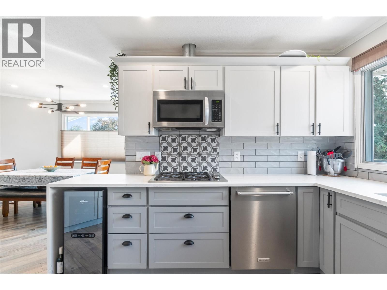 1850 28 AVENUE NORTHEAST Image 16