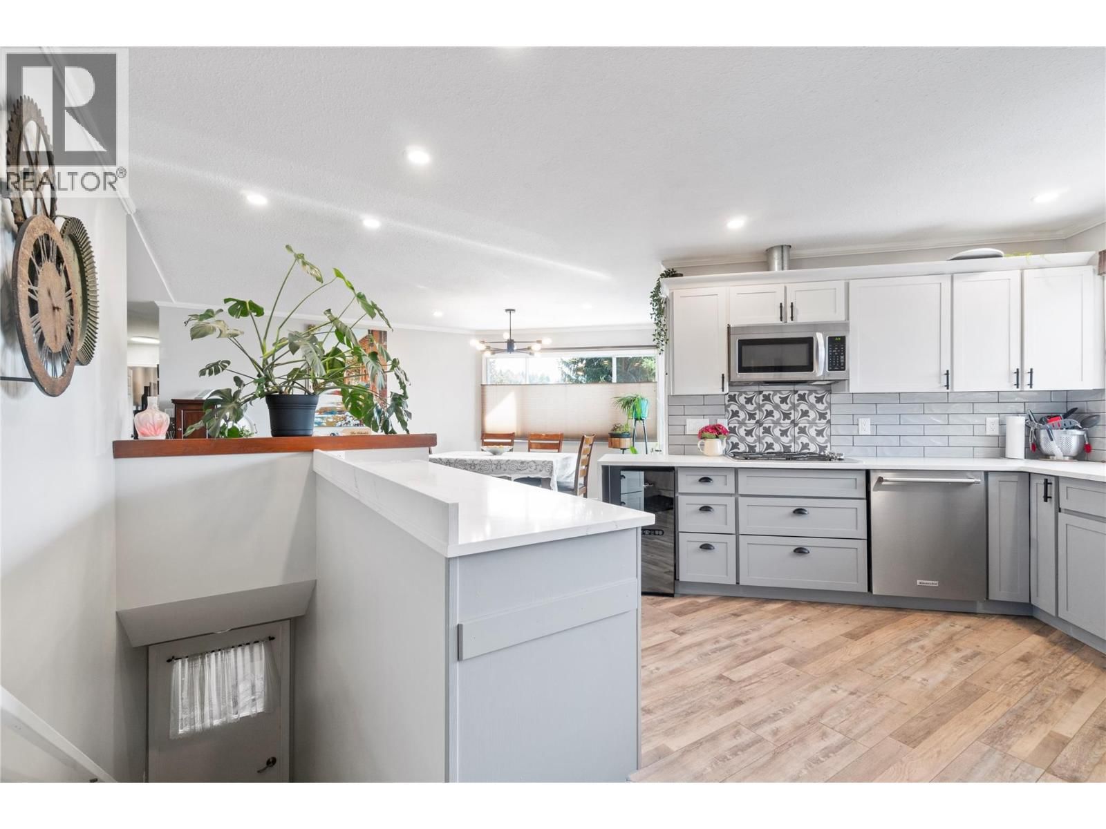 1850 28 AVENUE NORTHEAST Image 19