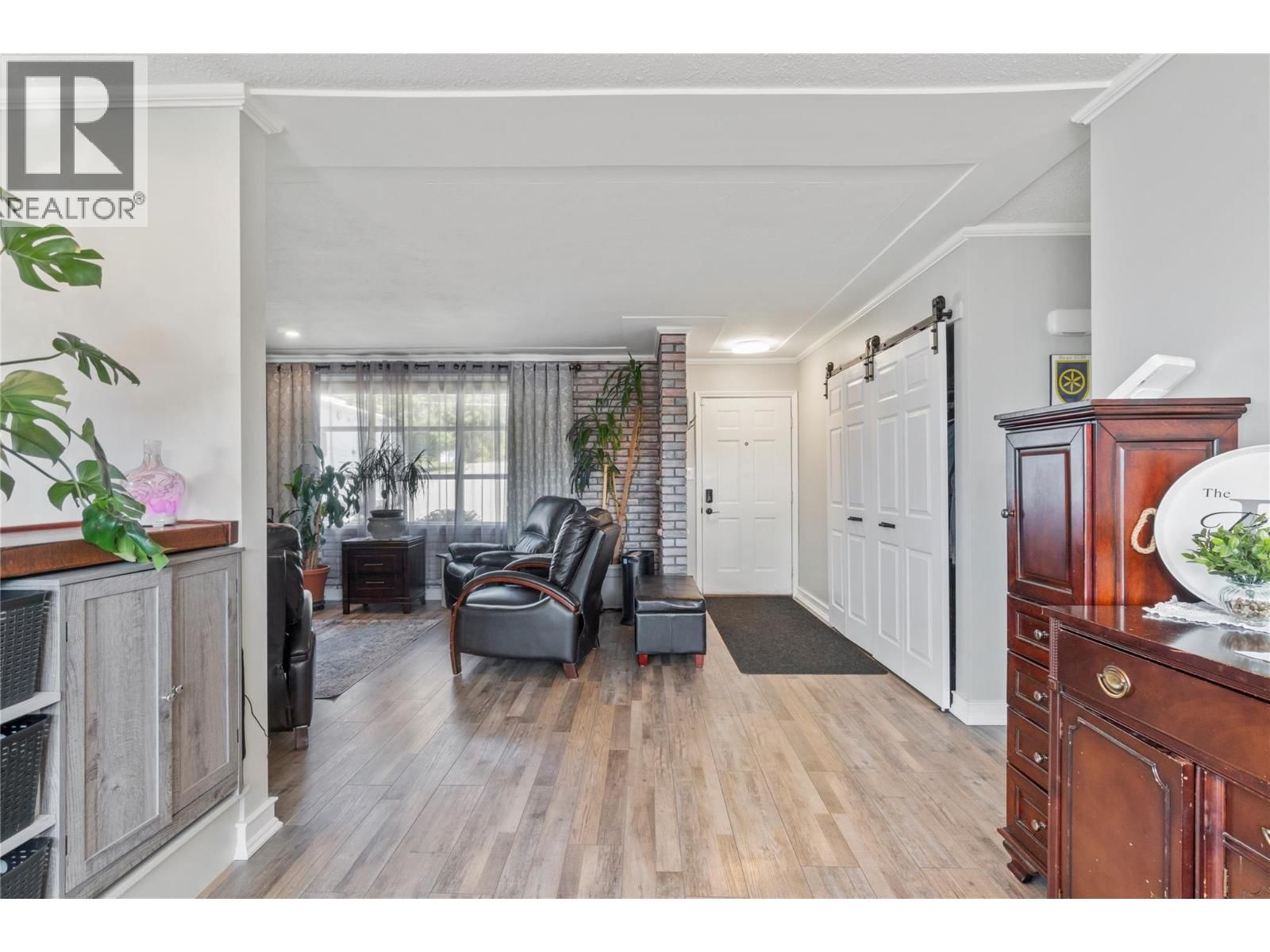 1850 28 AVENUE NORTHEAST Image 24