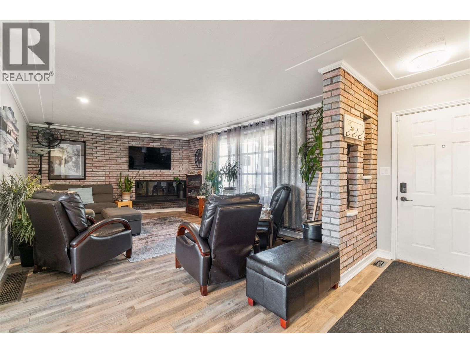 1850 28 AVENUE NORTHEAST Image 25