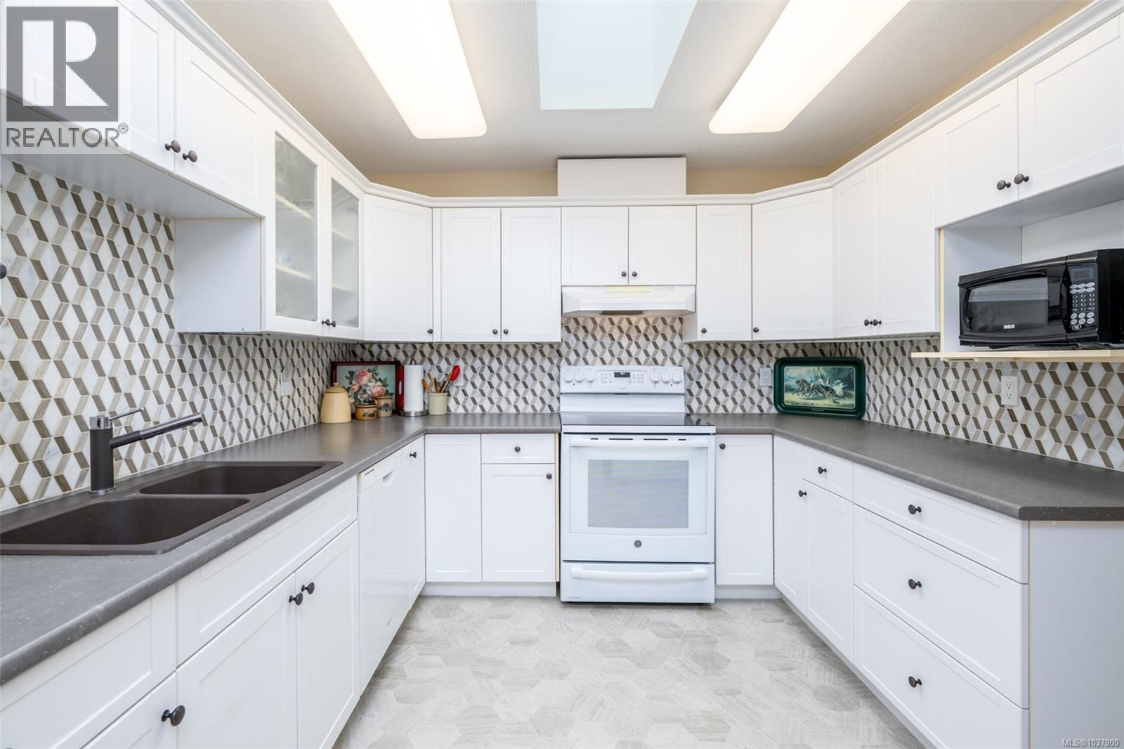 403 275 First Street property photo