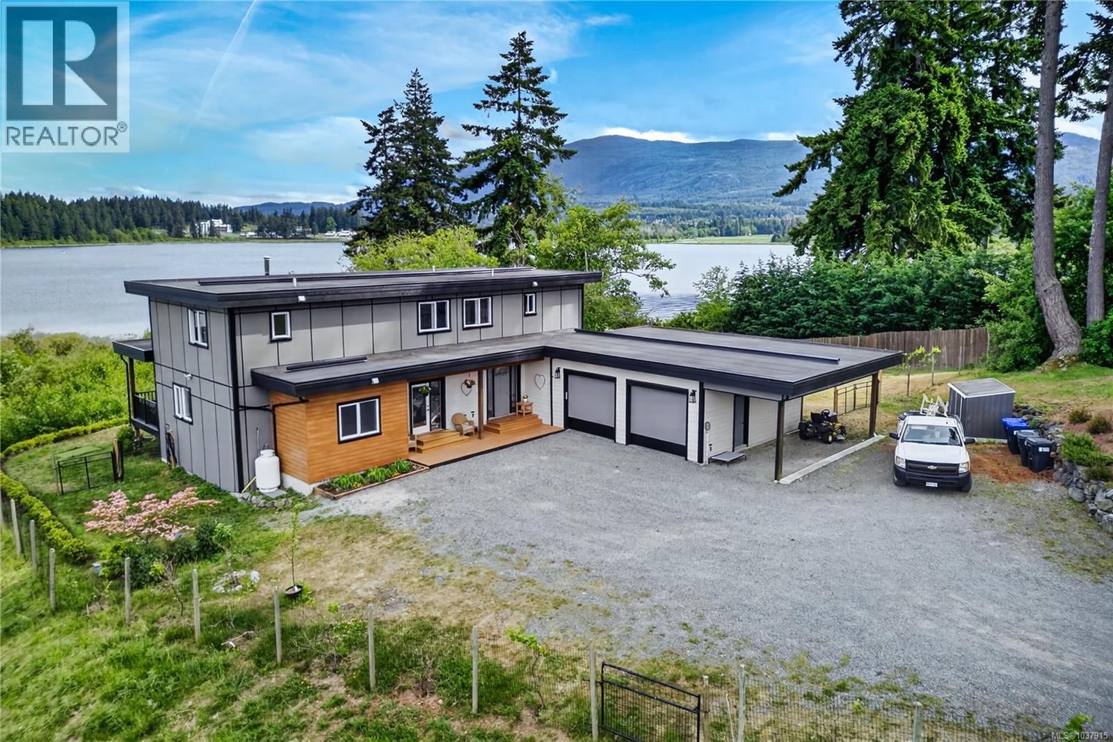 6499/6495 Doumont Road property photo