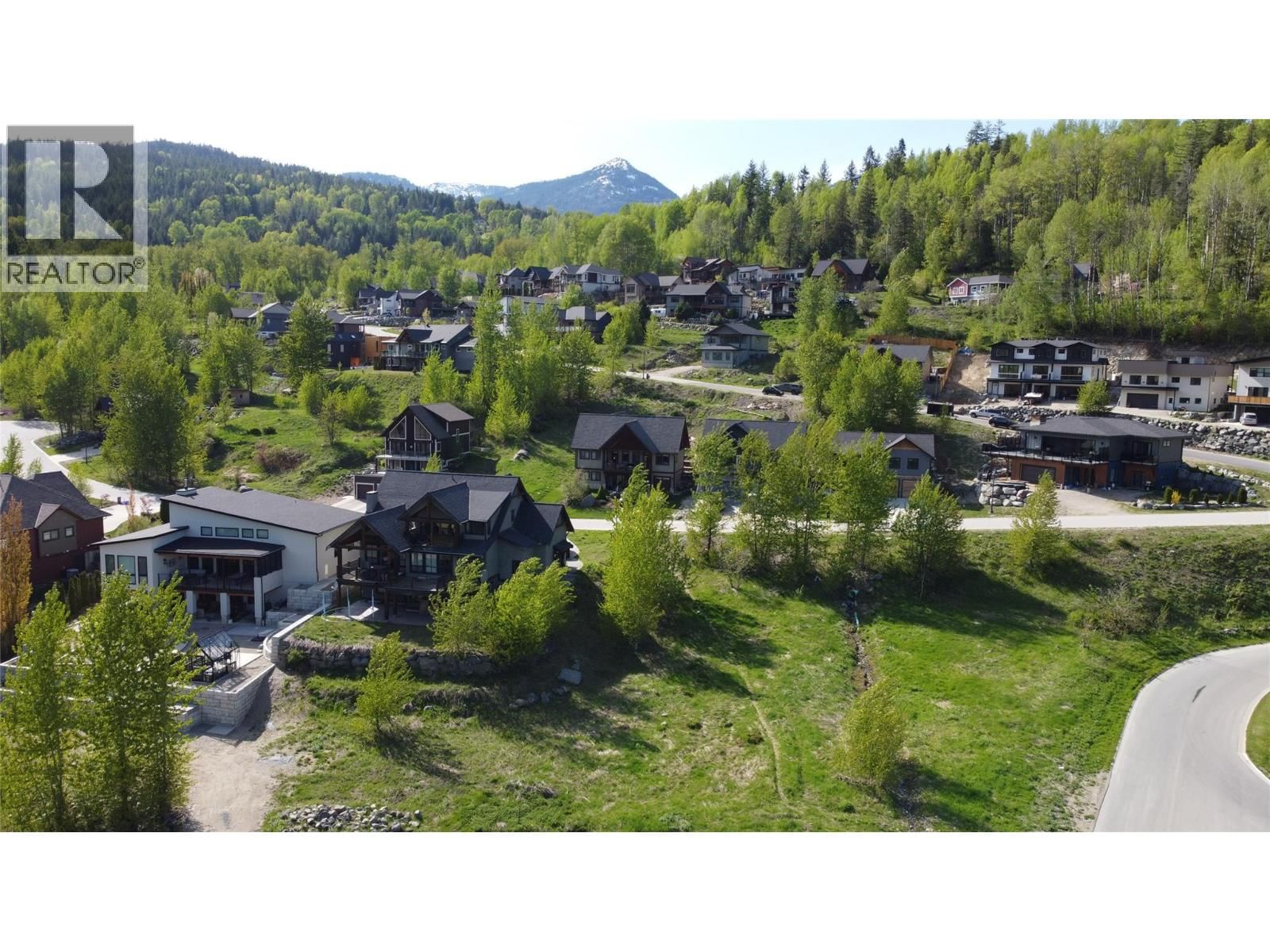 801 WHITE TAIL Drive, Rossland, British Columbia V0G 1Y0