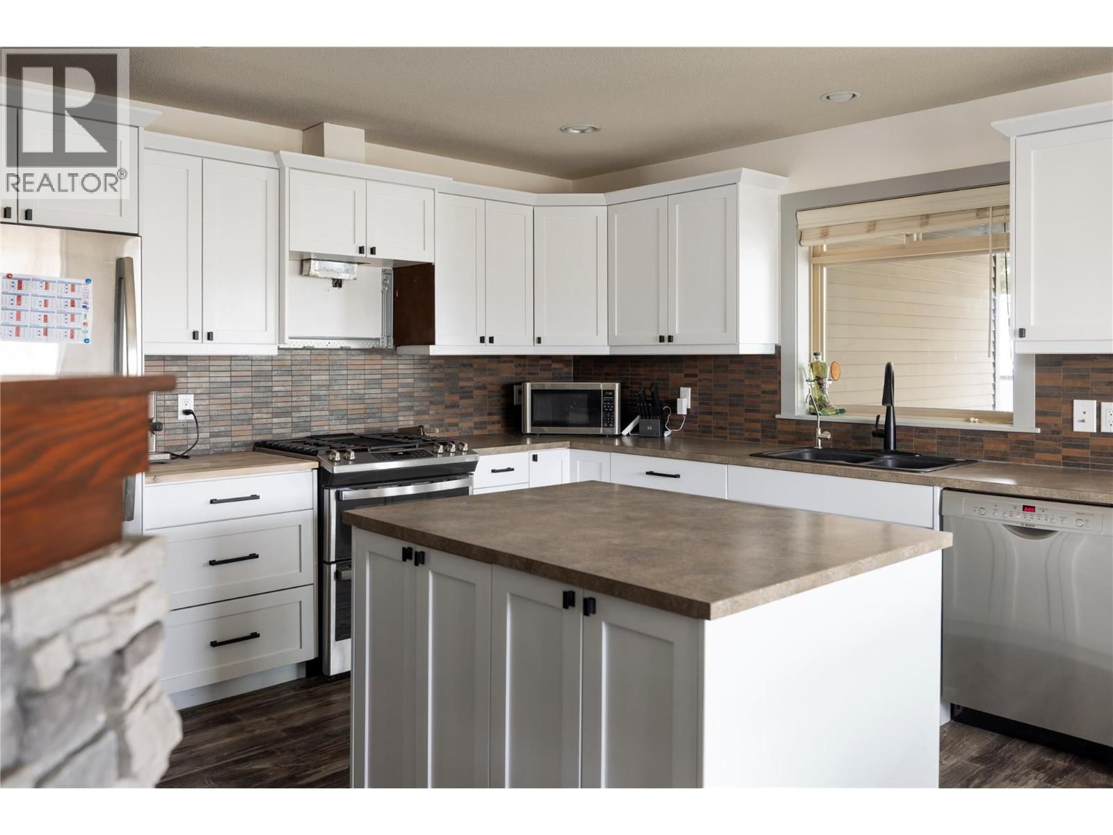 2049 SKYVIEW CRESCENT Image 10