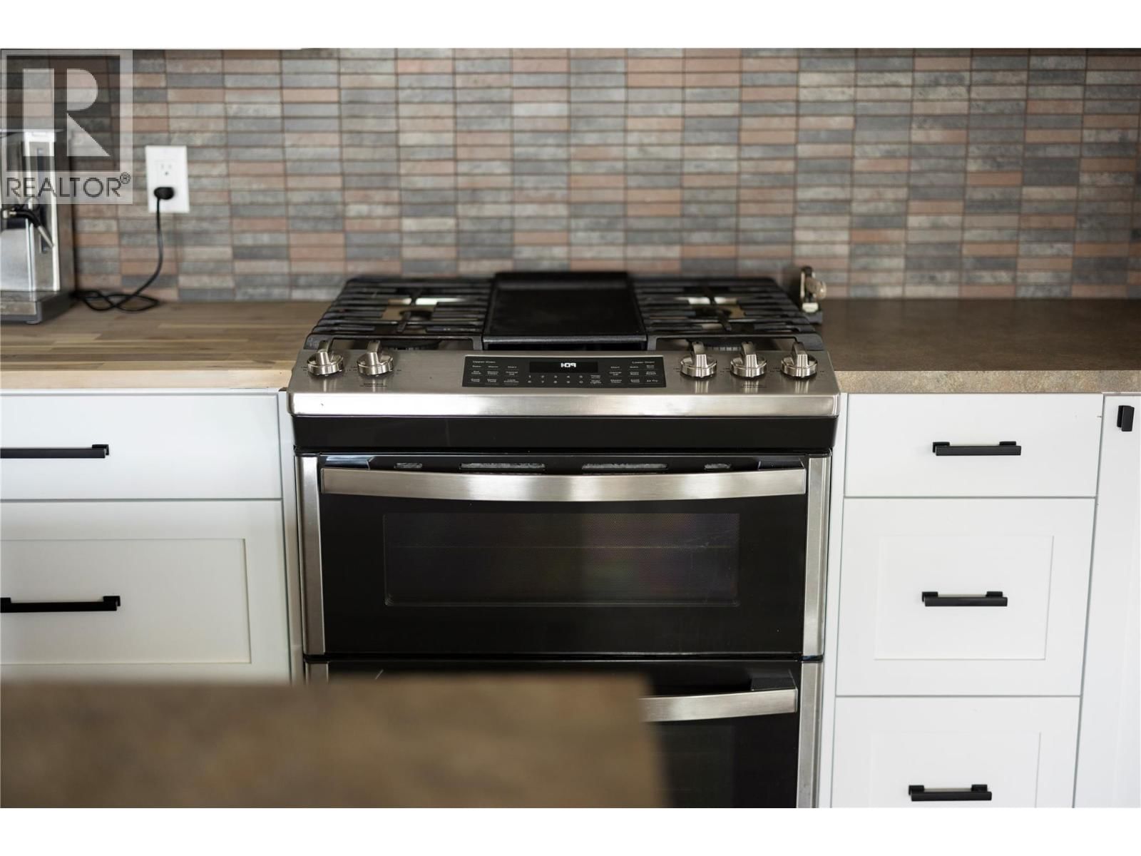 2049 SKYVIEW CRESCENT Image 11