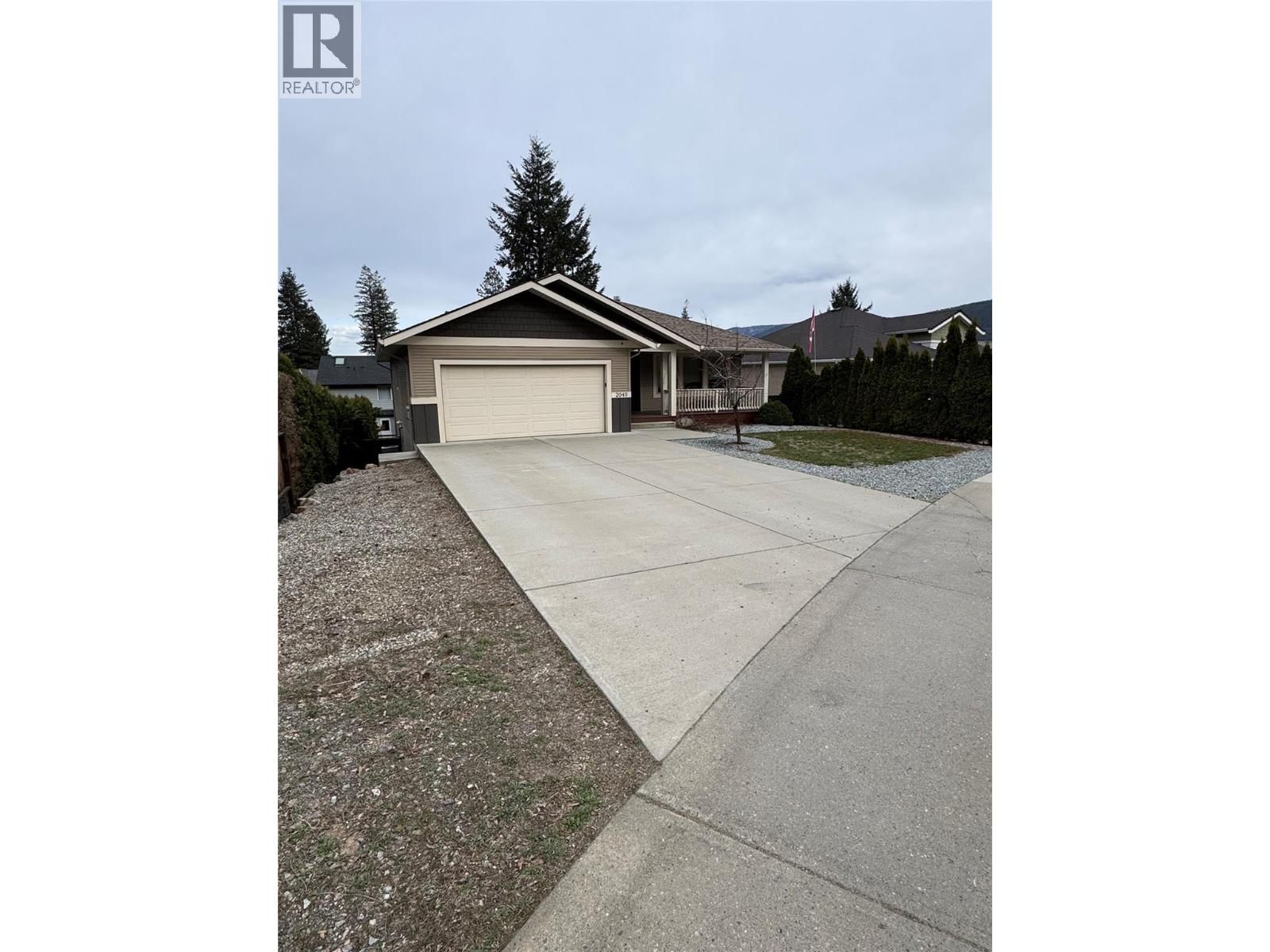 2049 SKYVIEW CRESCENT Image 2