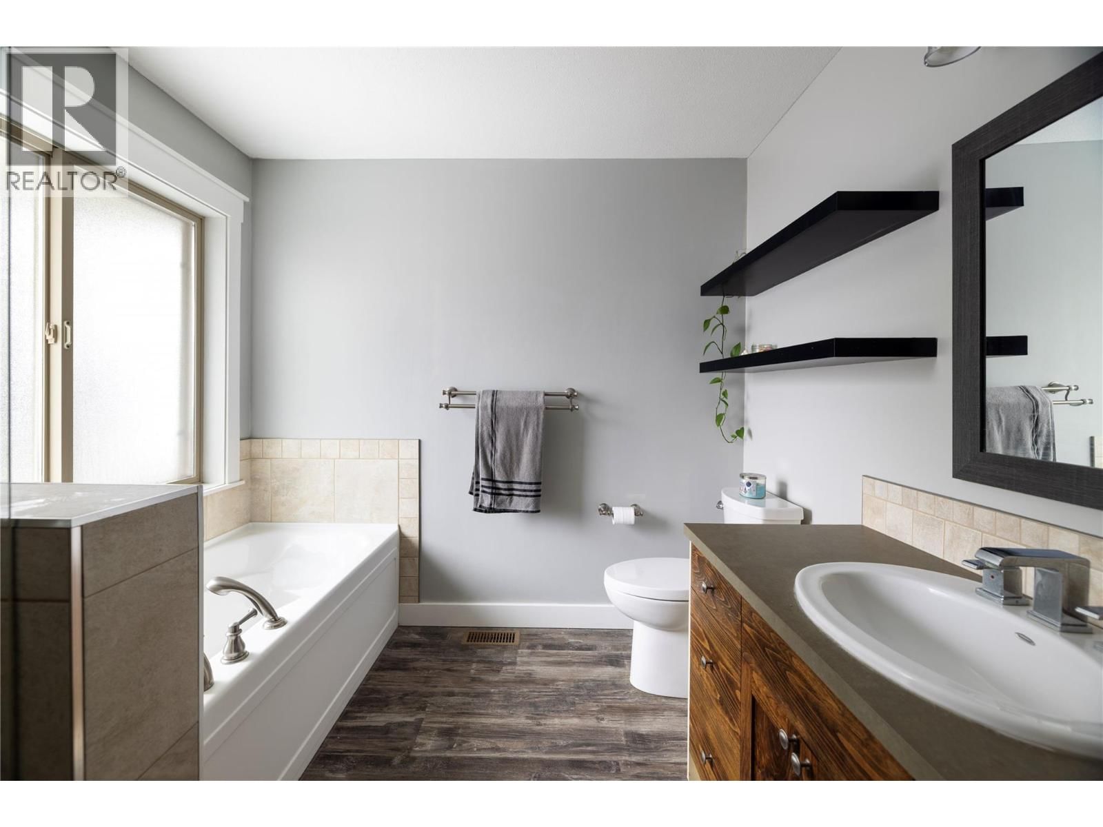 2049 SKYVIEW CRESCENT Image 22