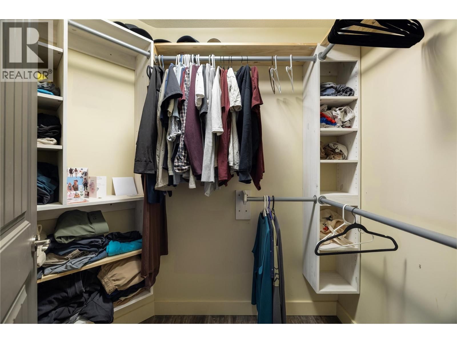 2049 SKYVIEW CRESCENT Image 24