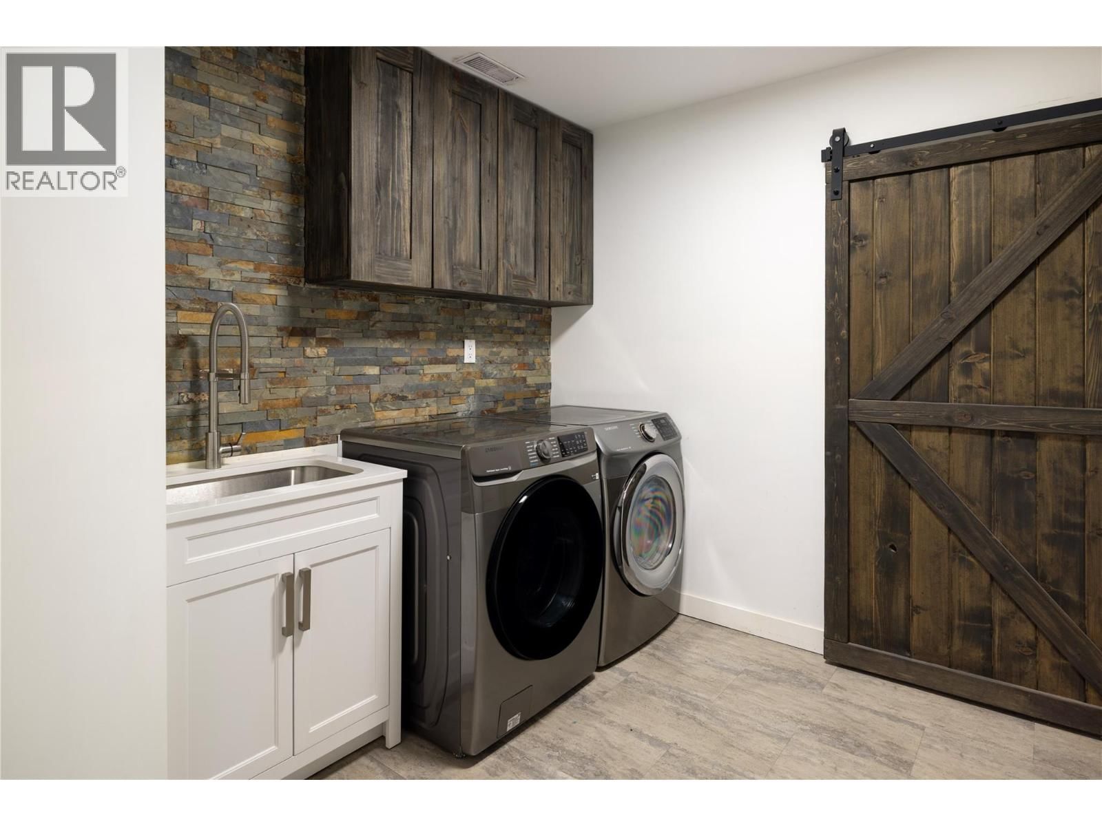 2049 SKYVIEW CRESCENT Image 28