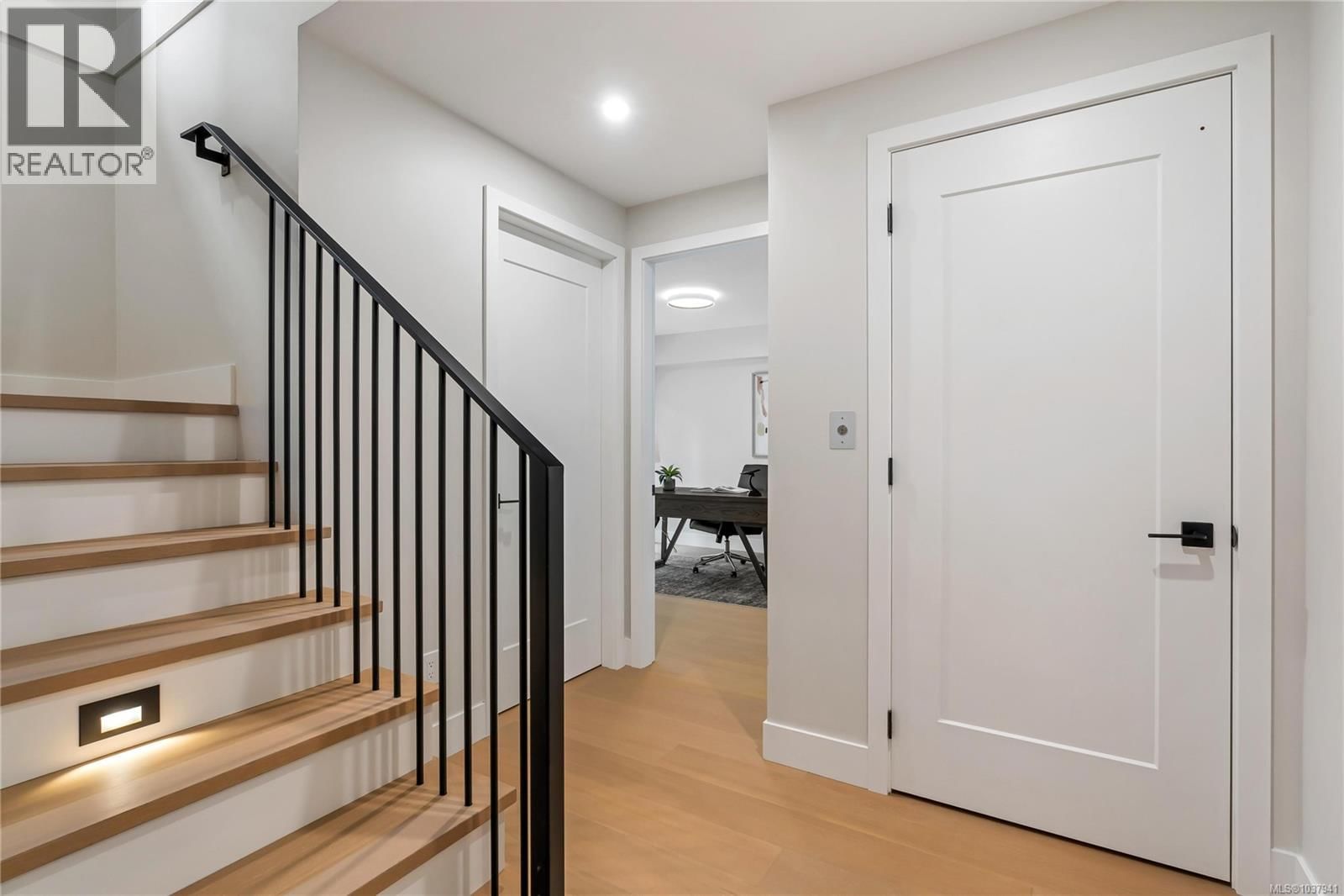 2 2590 Penrhyn Street property photo