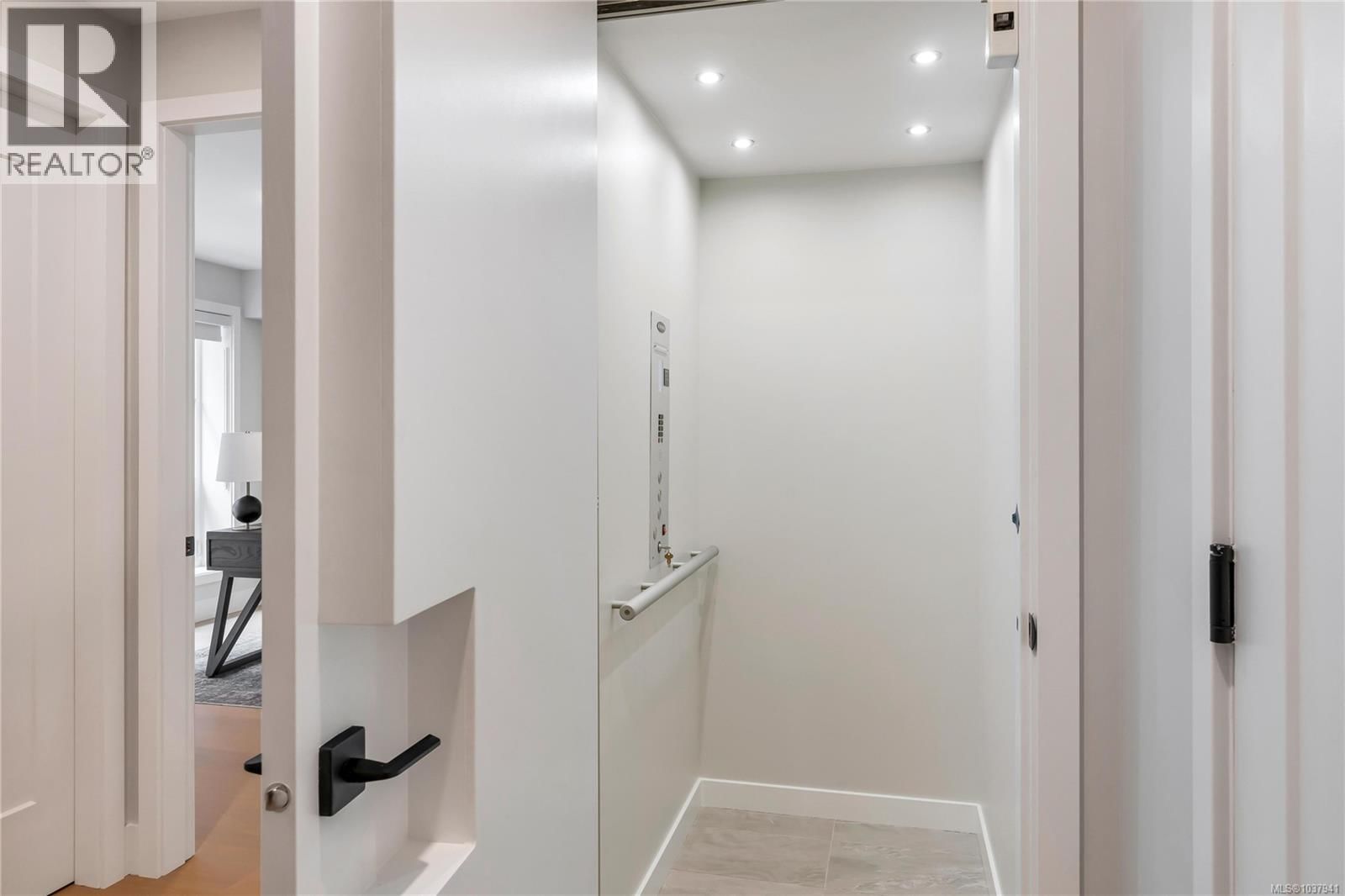 2 2590 Penrhyn Street property photo