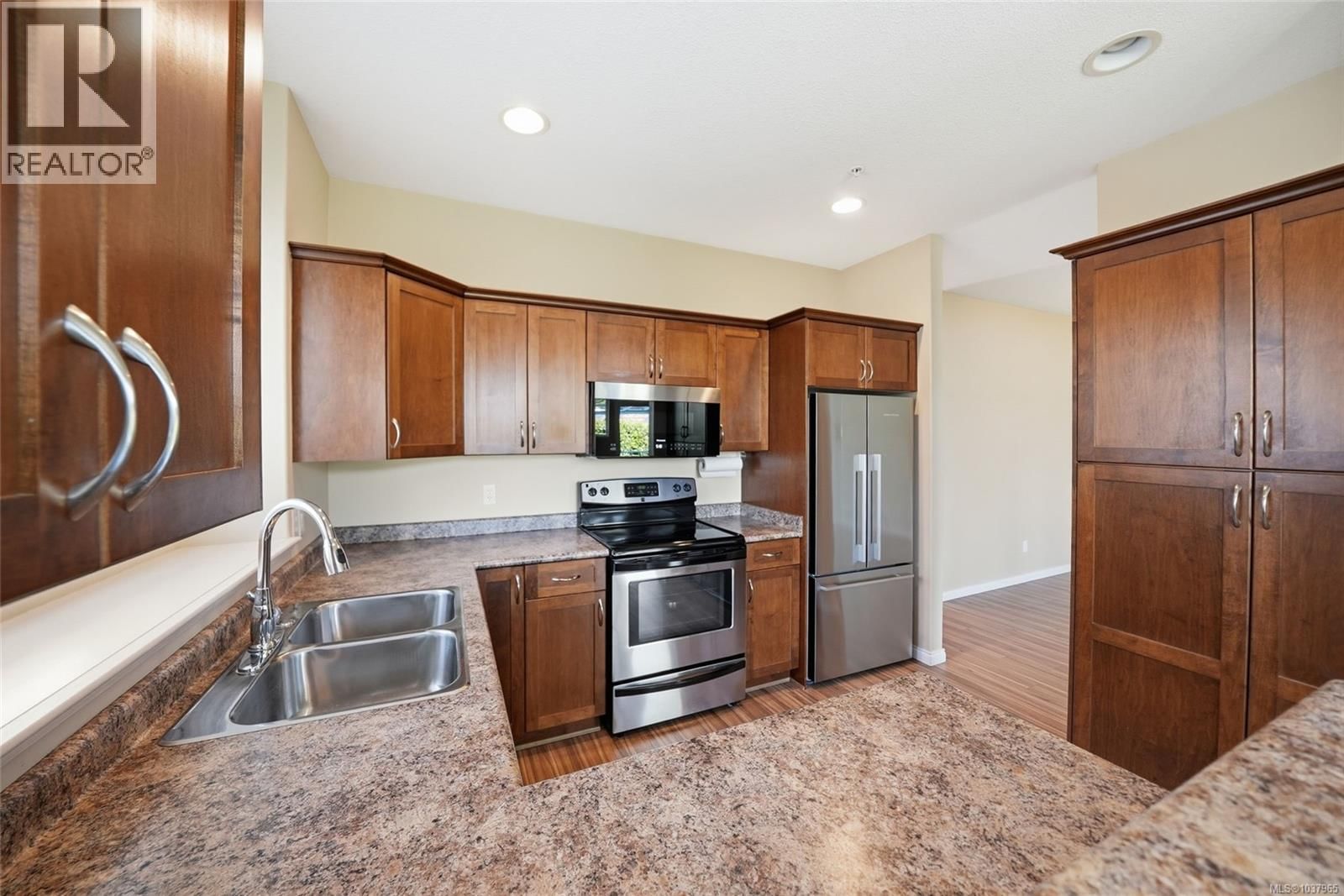 5 631 Blenkin Avenue property photo