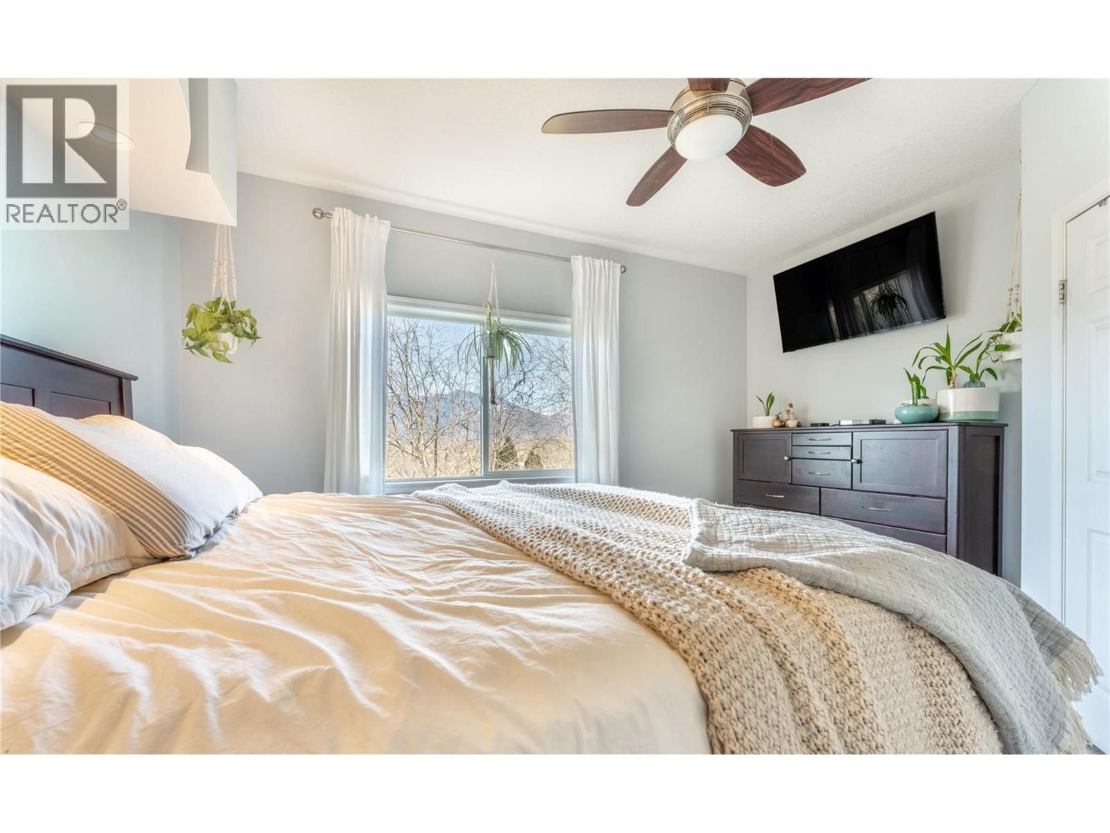 235 3RD AVENUE SOUTH Image 21