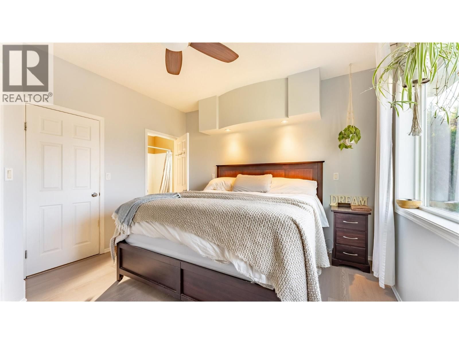 235 3RD AVENUE SOUTH Image 22