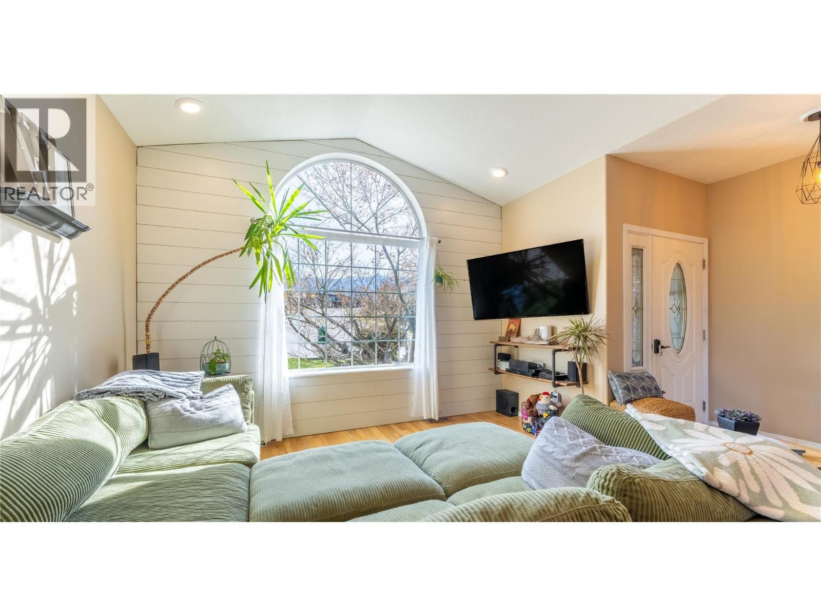 235 3RD AVENUE SOUTH Image 8