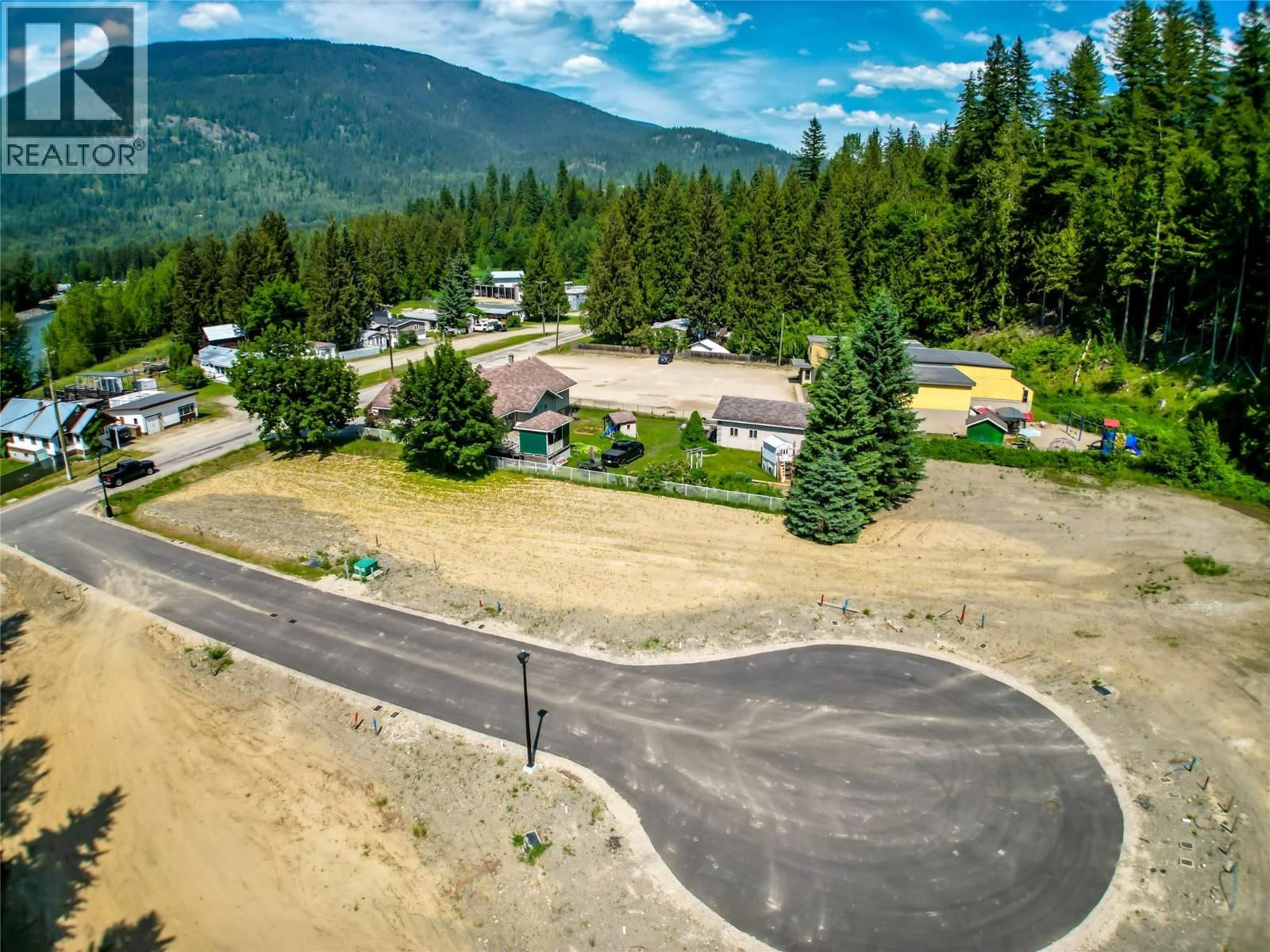 2-1445 ILLECILLEWAET ROAD Image 18