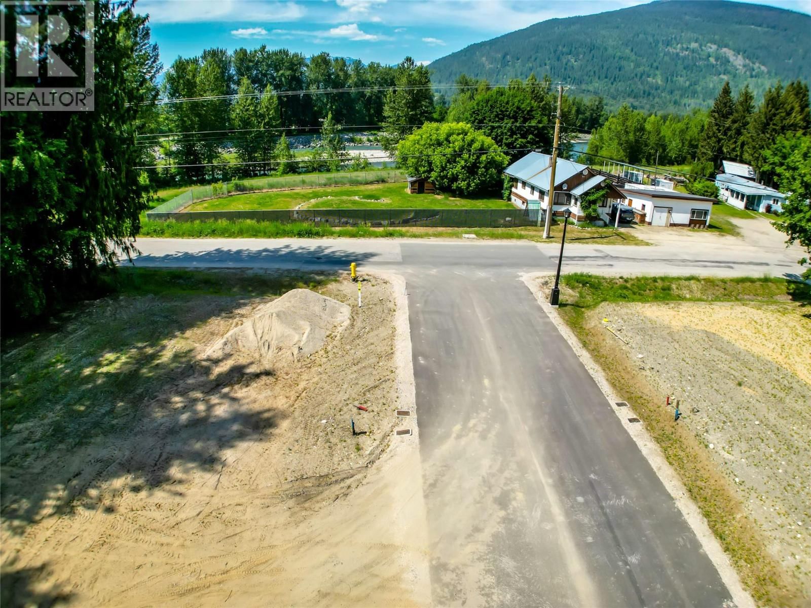 2-1445 ILLECILLEWAET ROAD Image 22