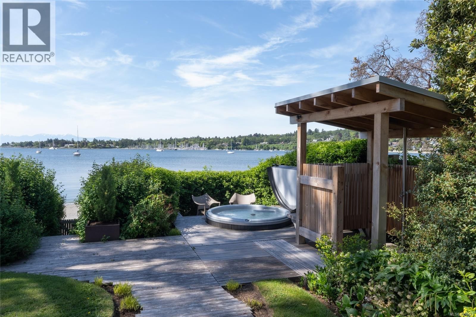 3931 Cadboro Bay Road property photo