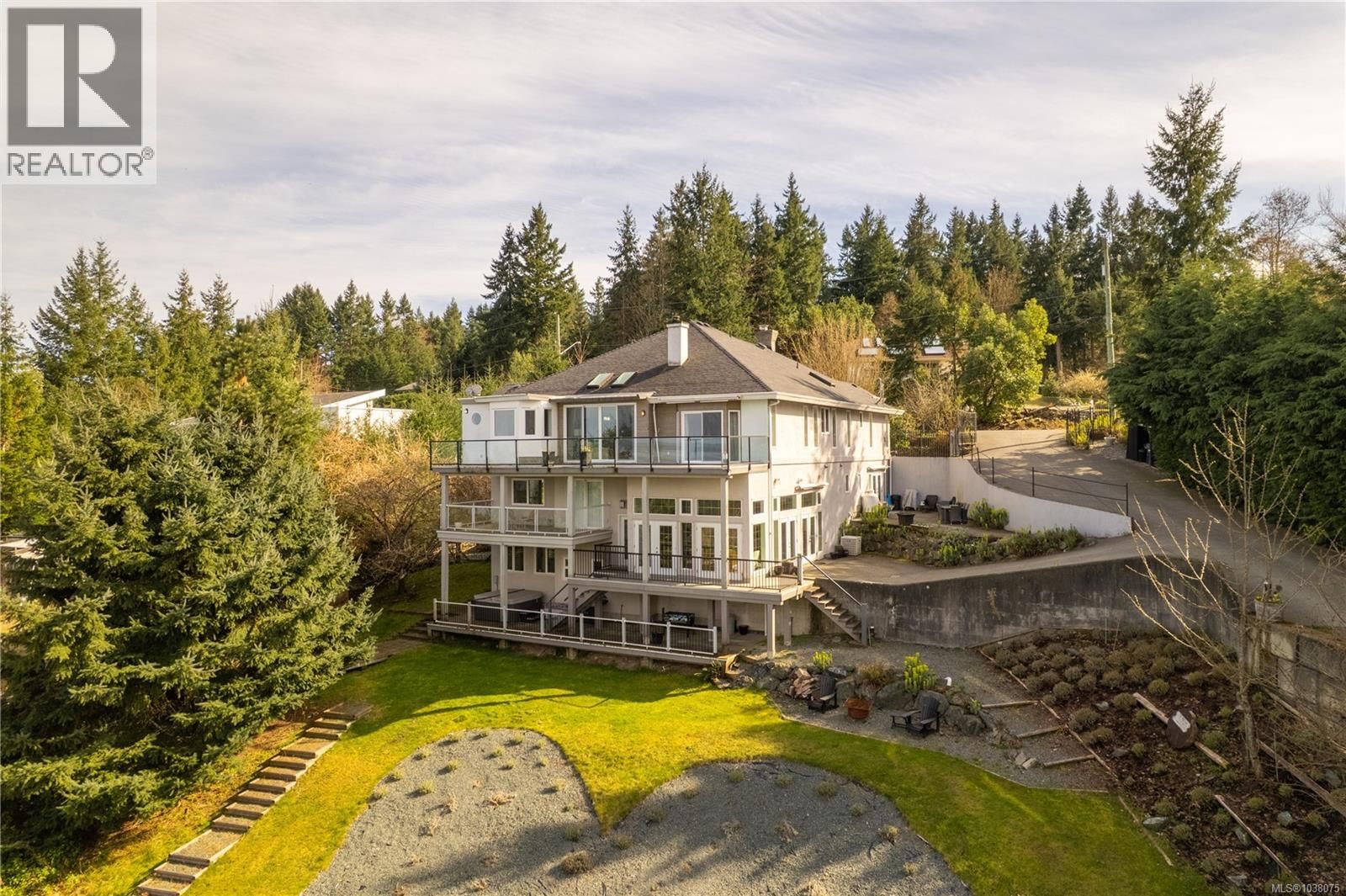 3758 Panorama Crescent property photo