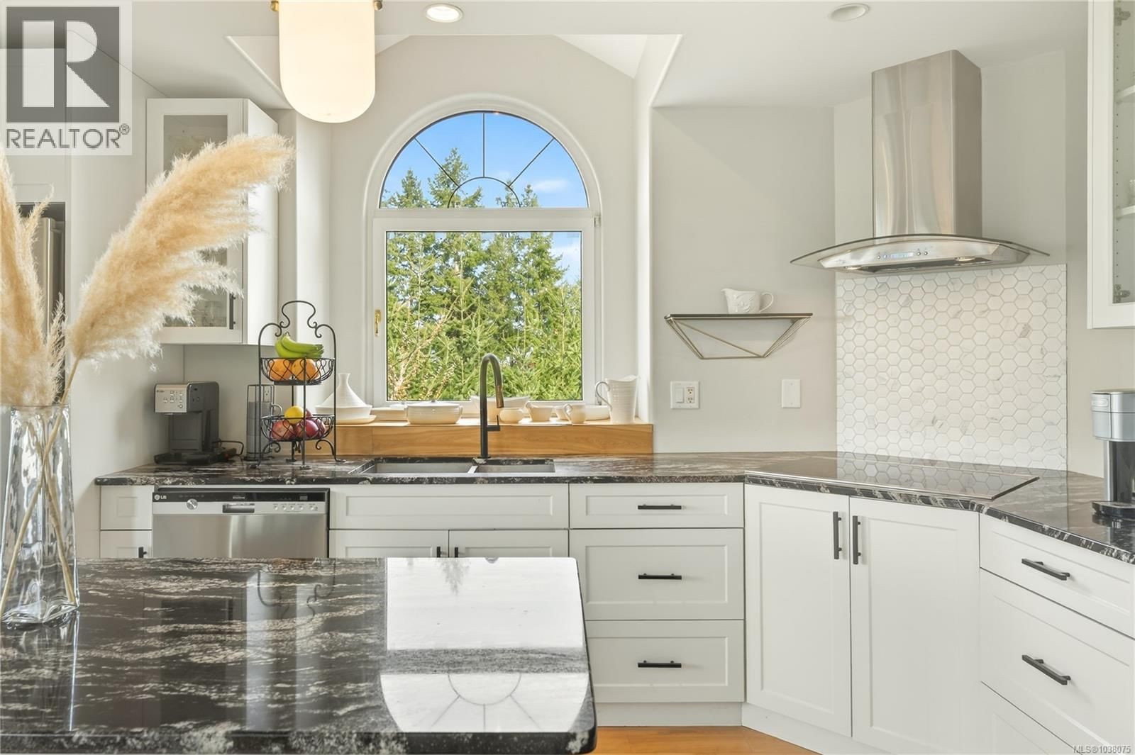 3758 Panorama Crescent property photo