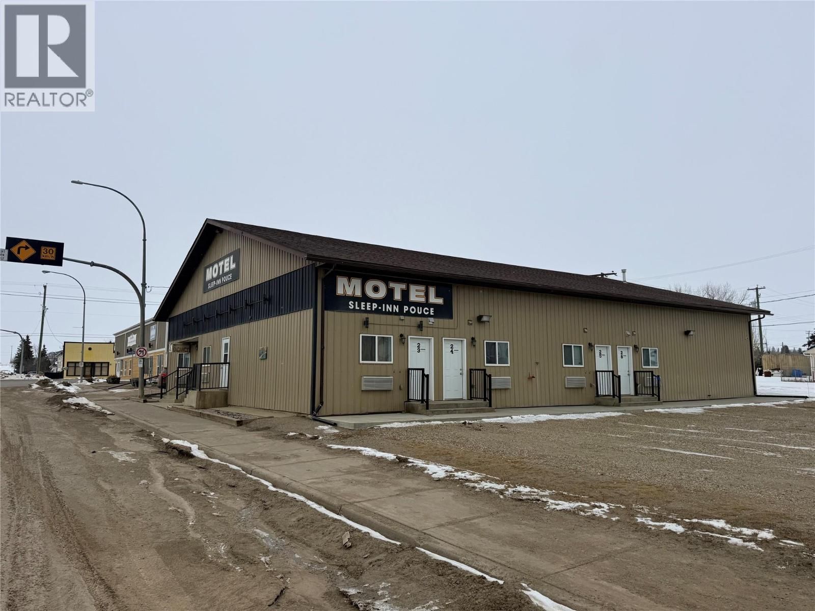 5002 50 AVENUE Image 1