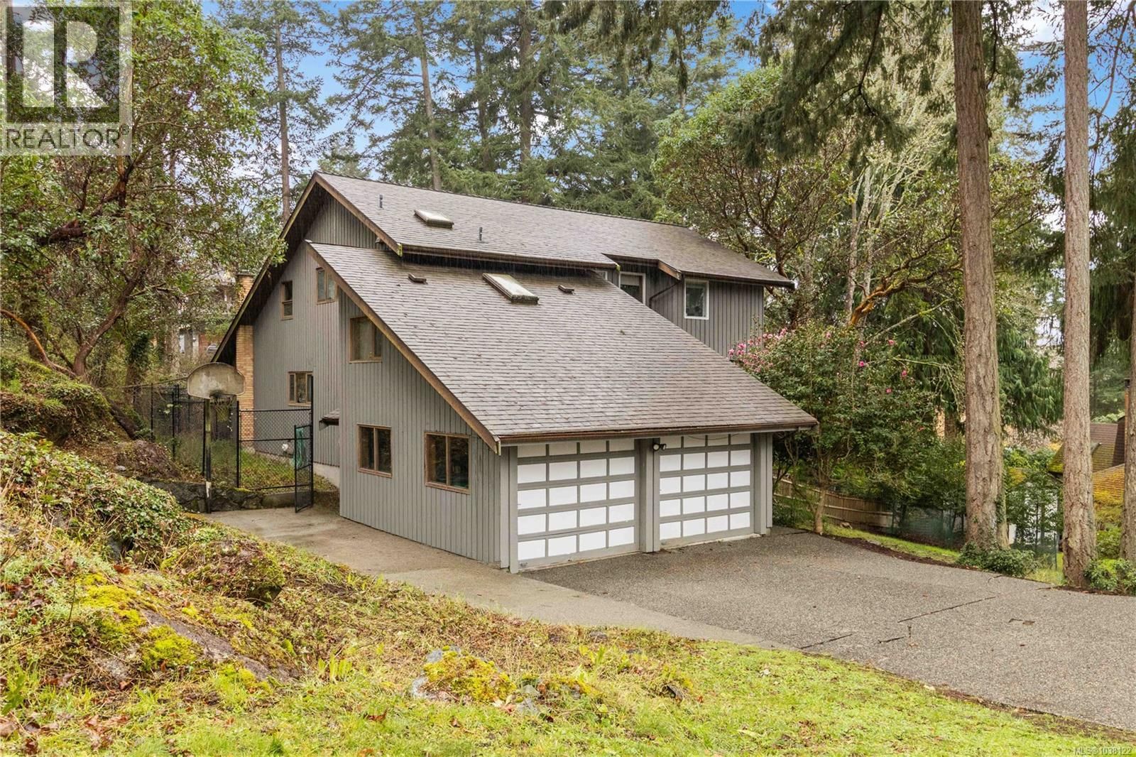 2753 Arbutus Road property photo