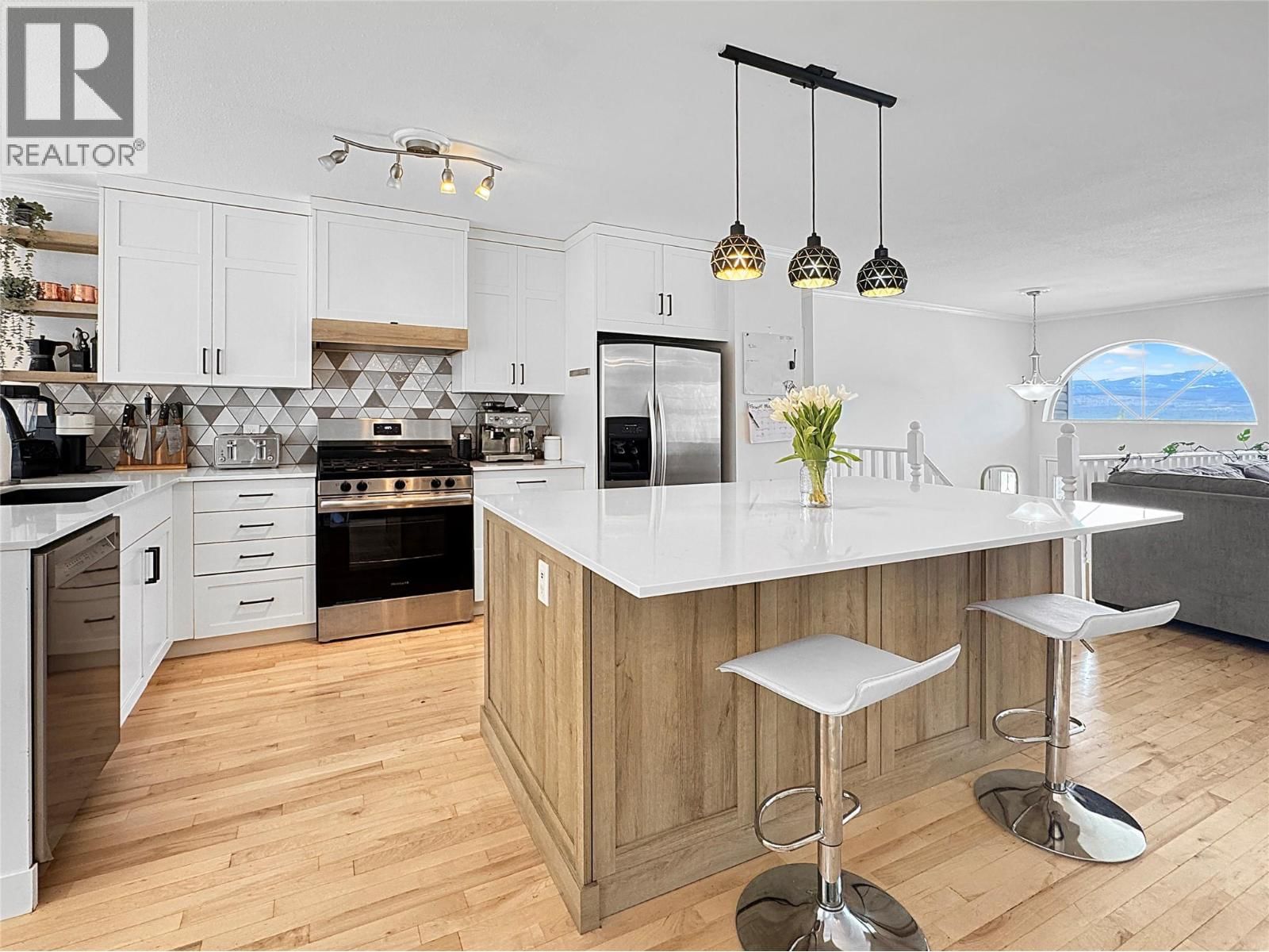 1904 MT NELSON CRESCENT Image 6