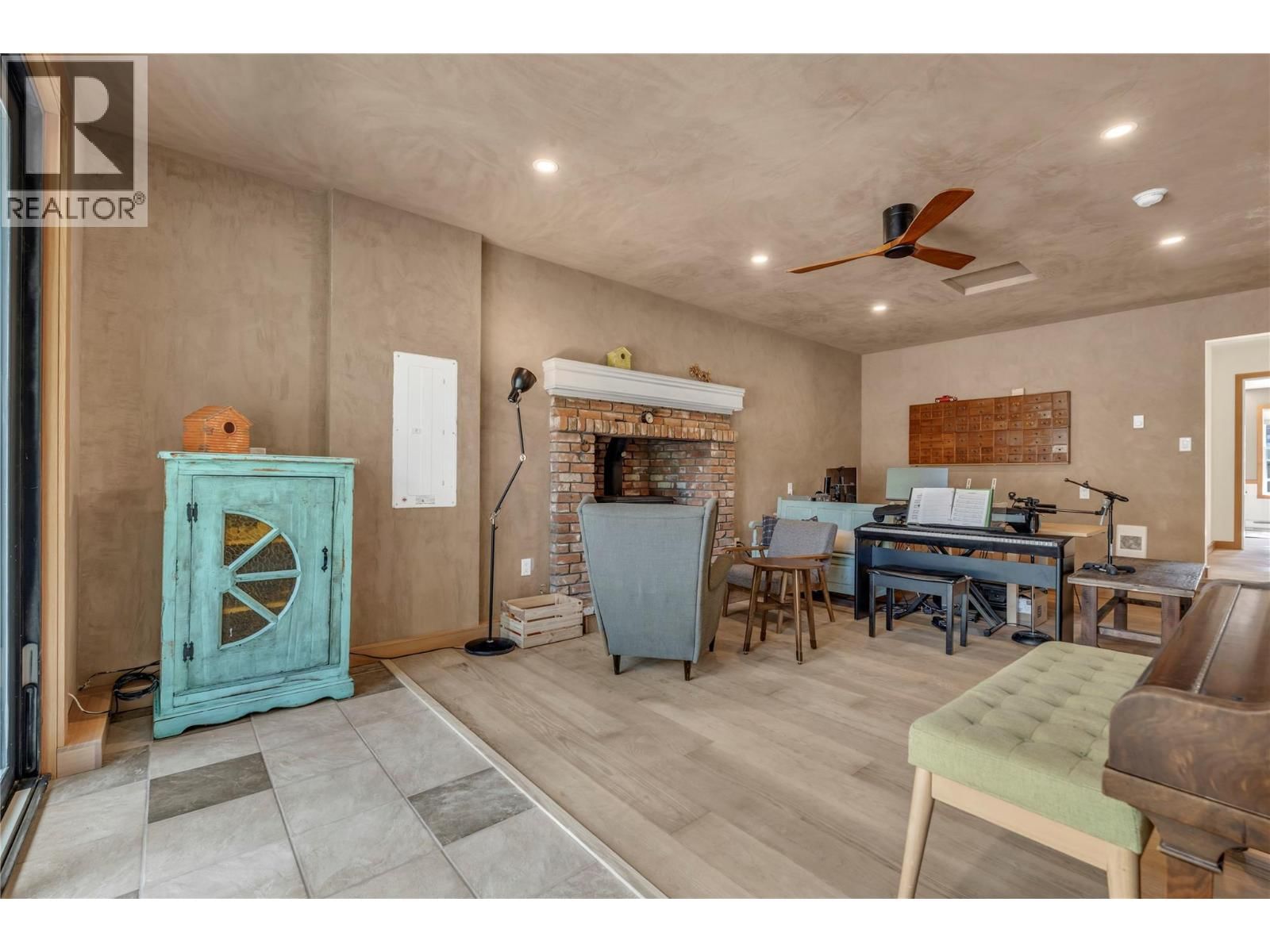 212 CARR CRESCENT Image 13