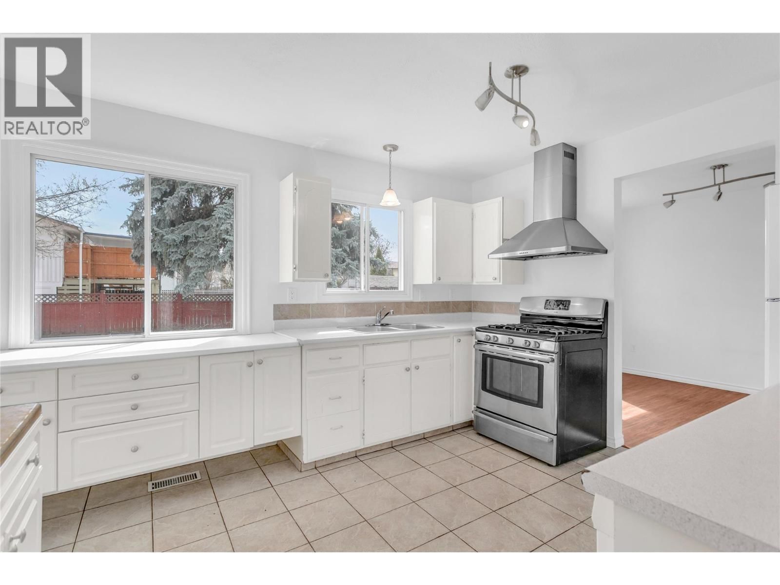 693 PARET PLACE Image 15