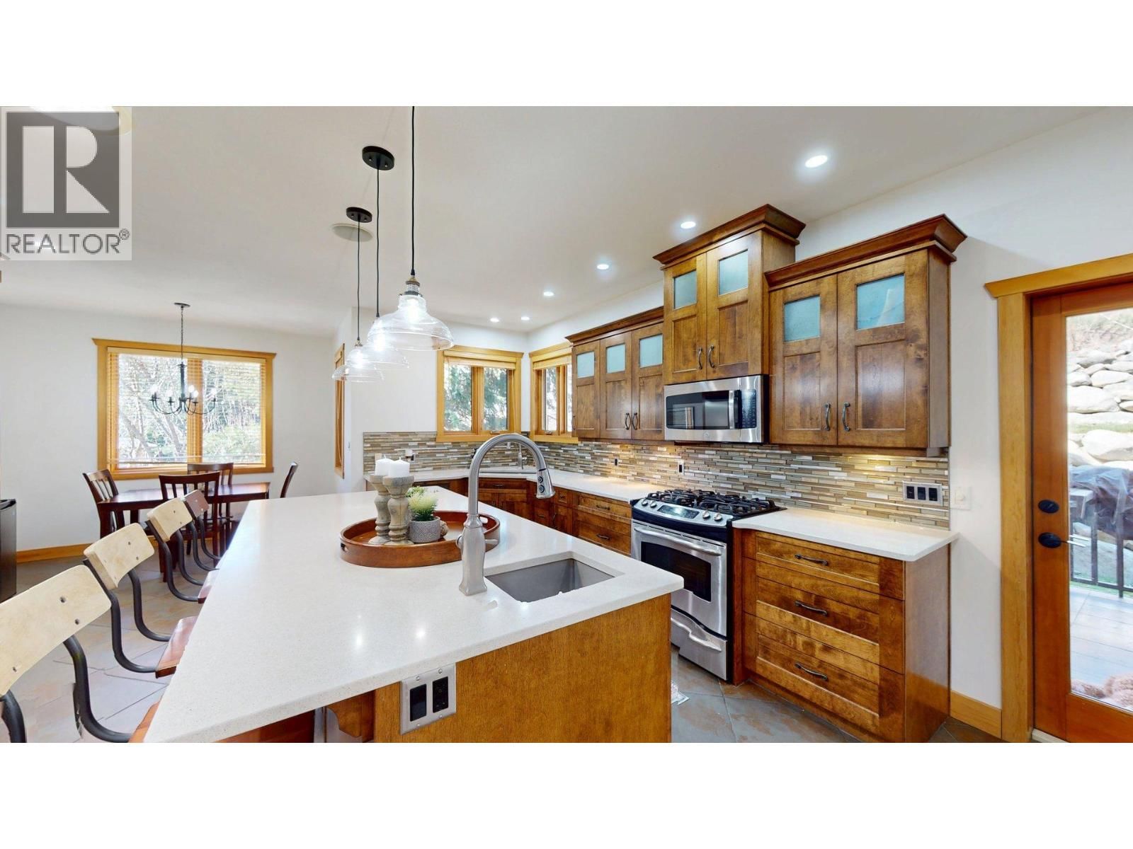 2455 COLIN CRESCENT Image 13