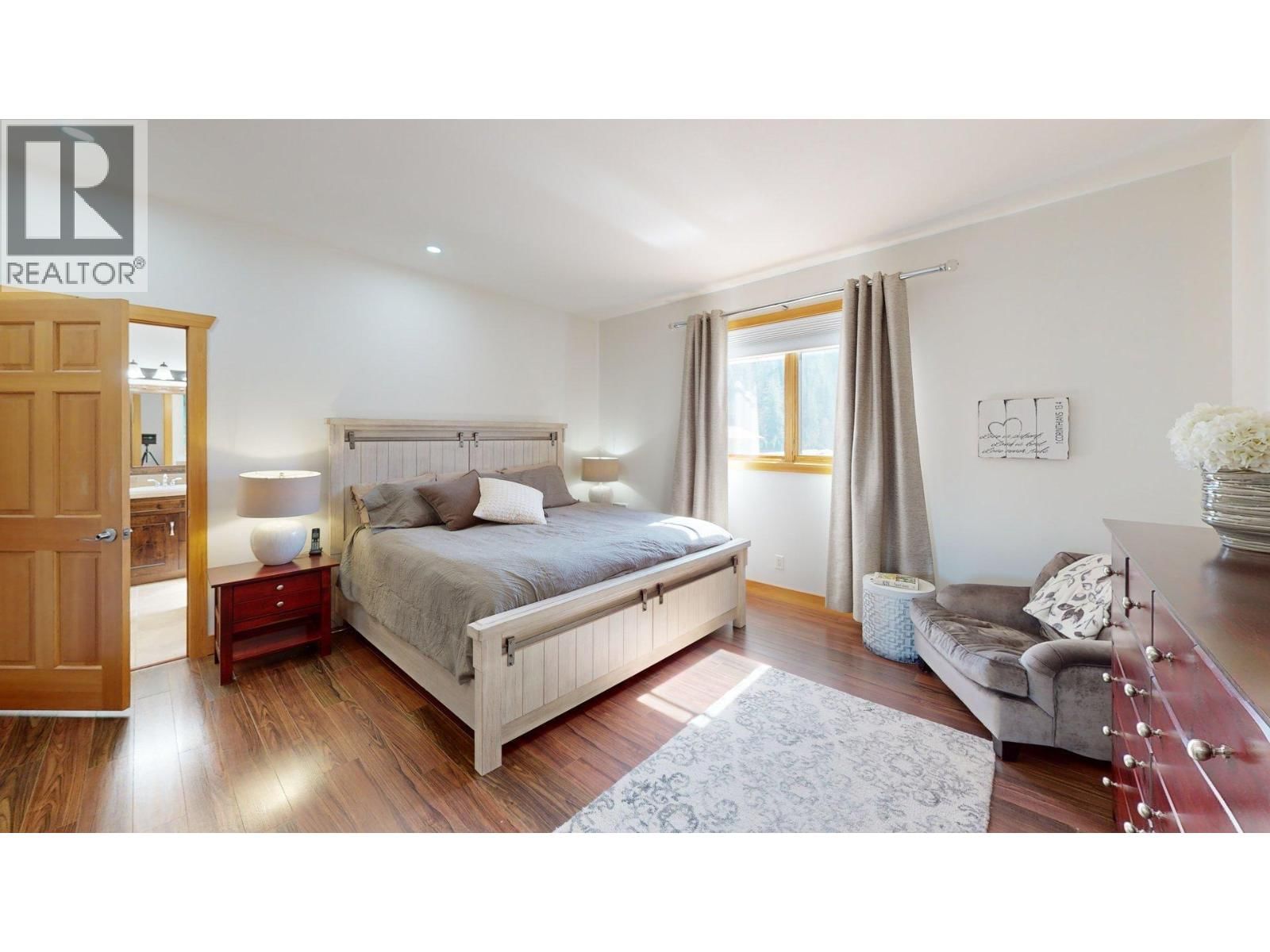 2455 COLIN CRESCENT Image 24