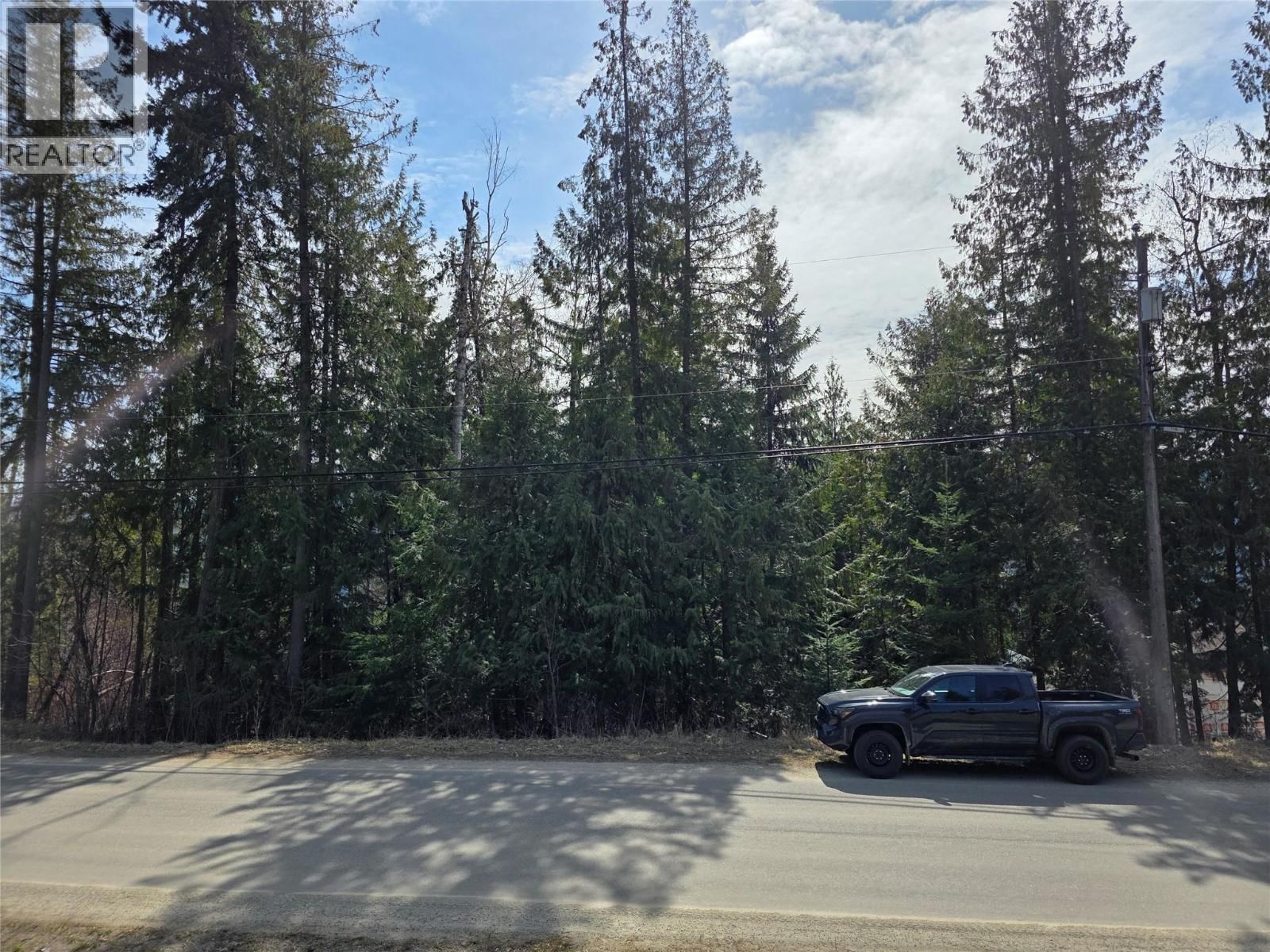7502 Estate Drive, Anglemont, British Columbia V0E 1M8