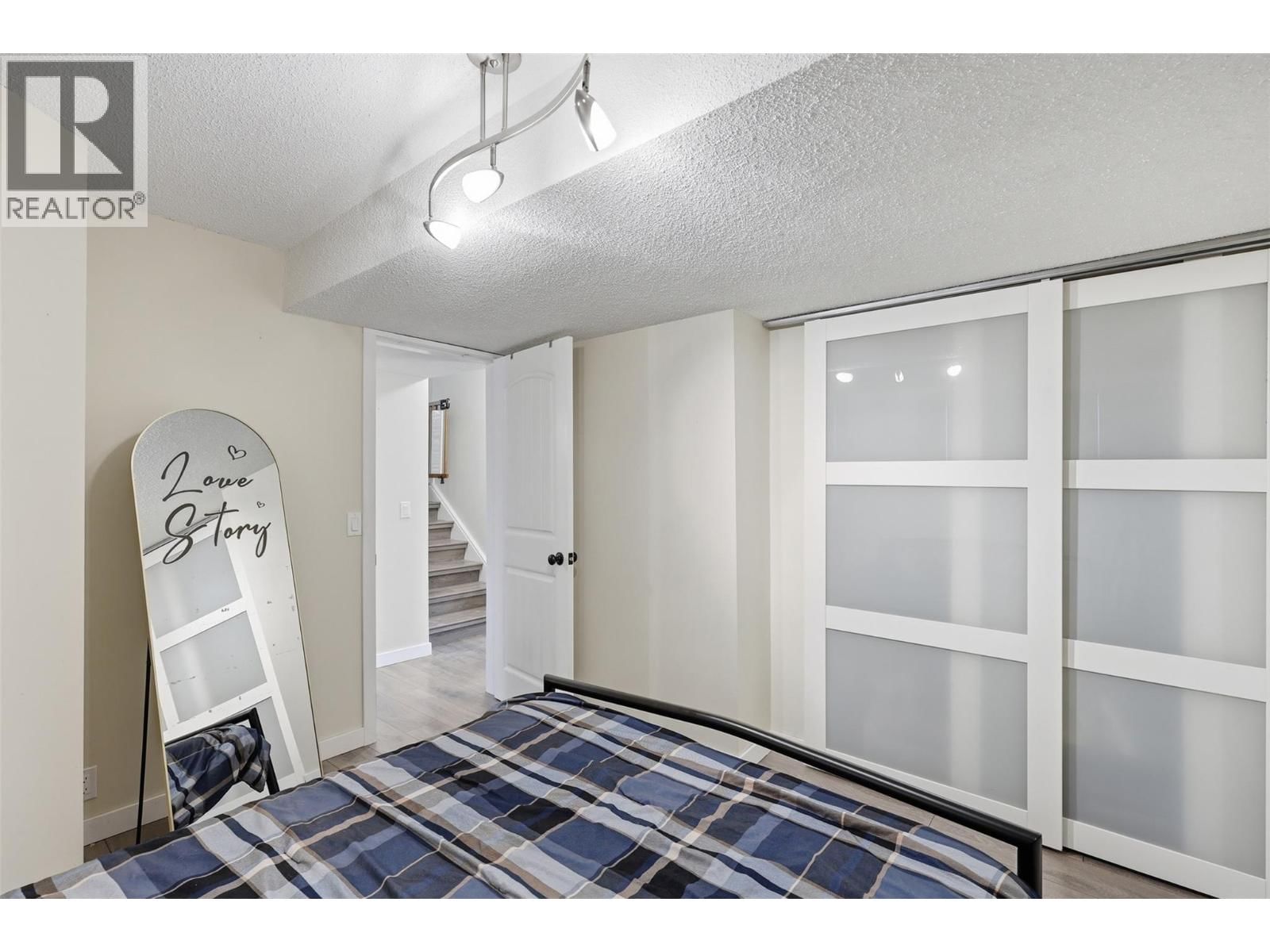 2569 CRESTLINE PLACE Image 32