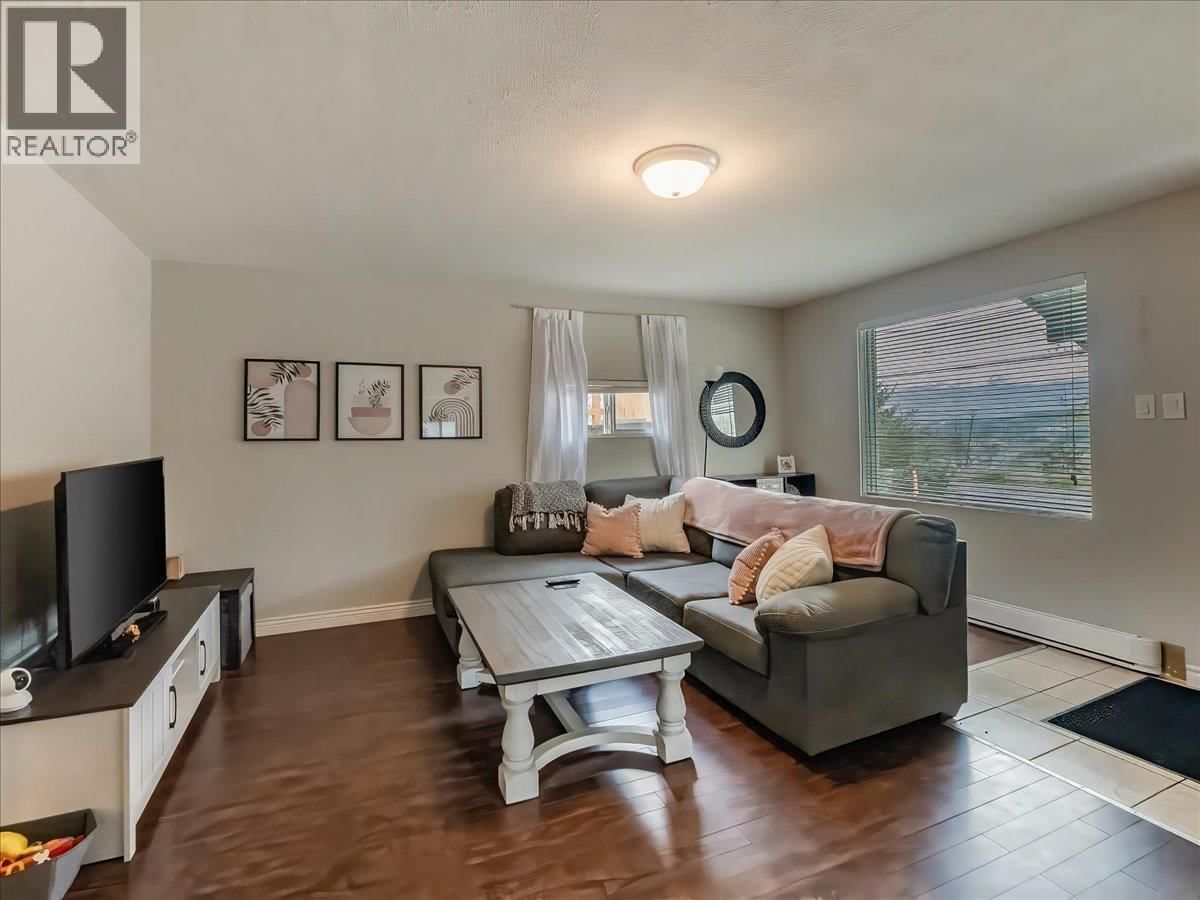 2006 DANIEL STREET Image 12