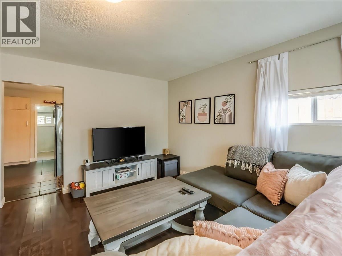 2006 DANIEL STREET Image 15