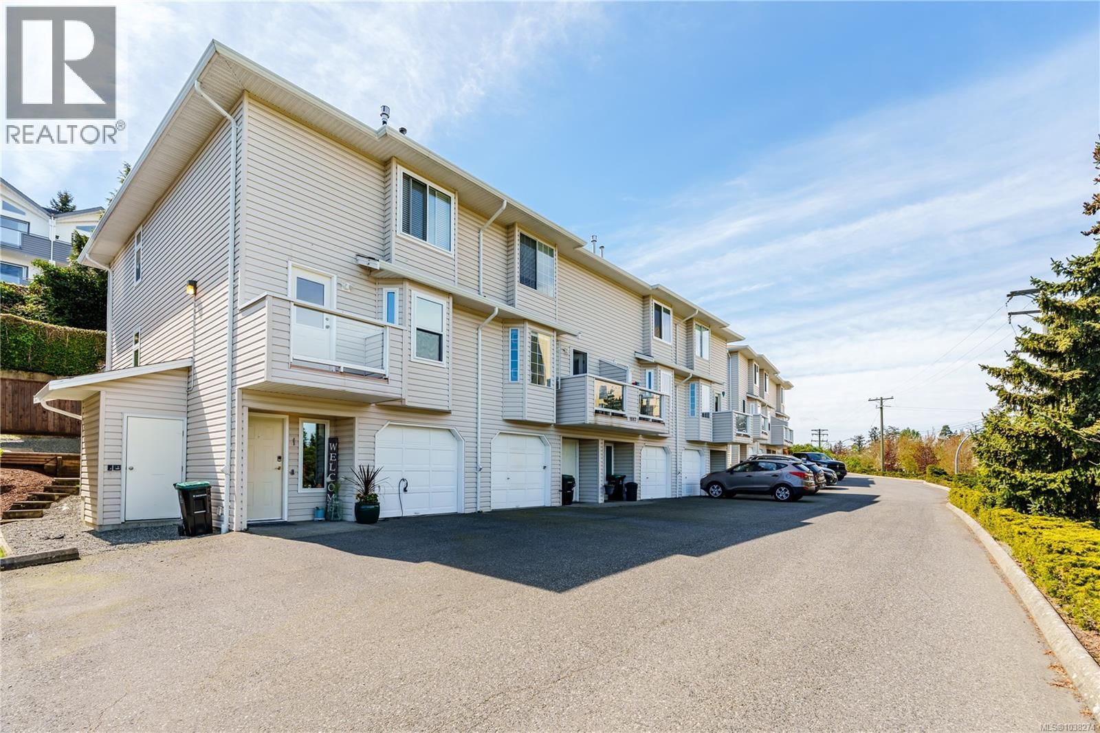 3 1663 Dufferin Crescent property photo