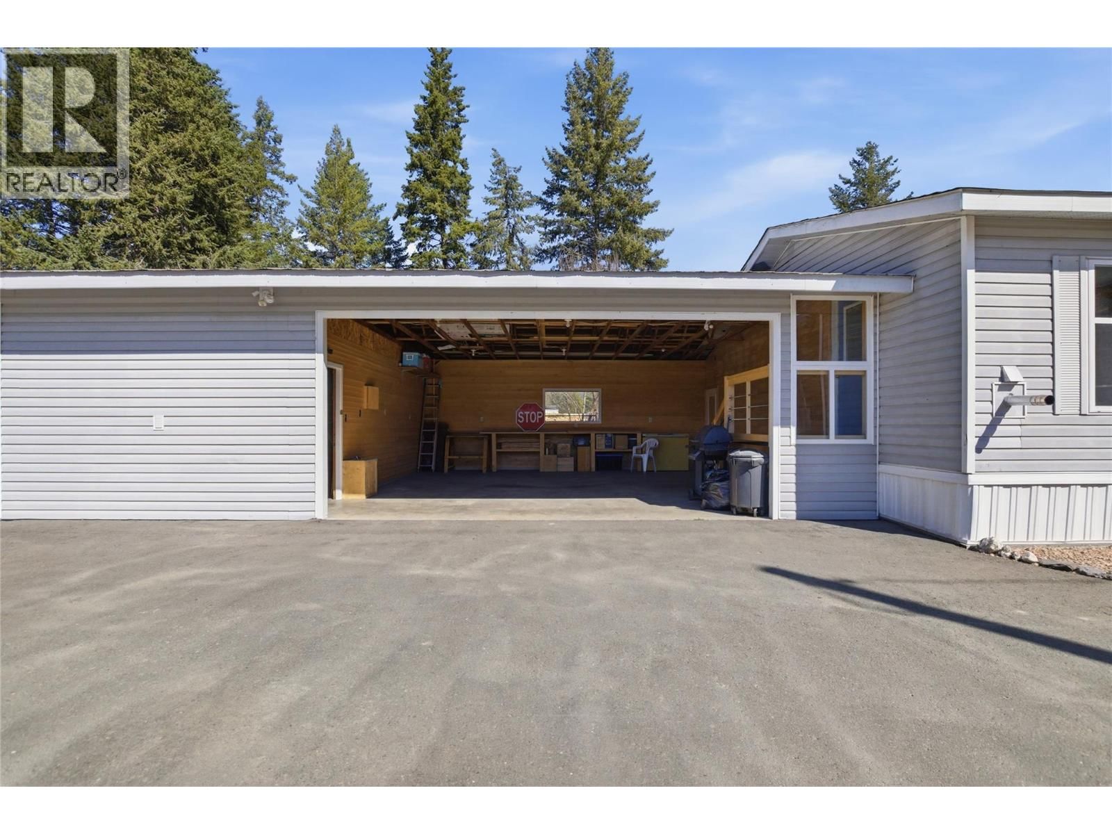 4633 SPRUCE CRESCENT Image 15