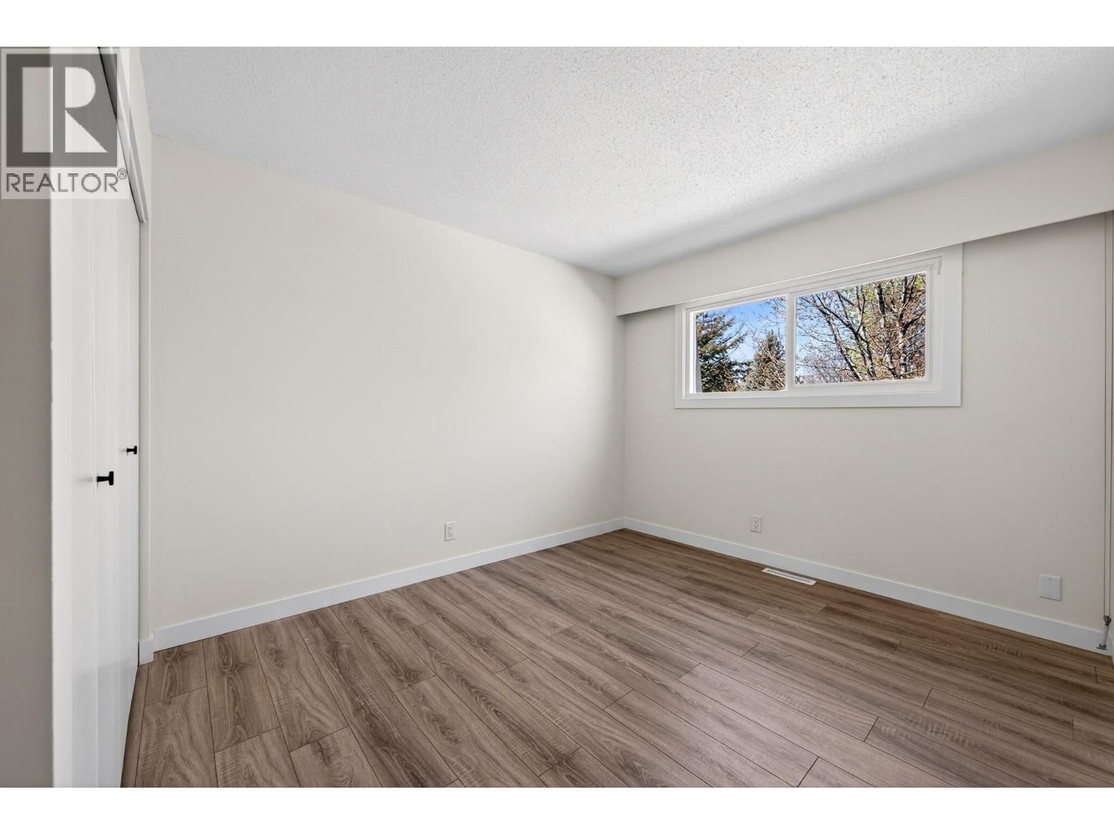 29 - 249 KITCHENER CRESCENT Image 16